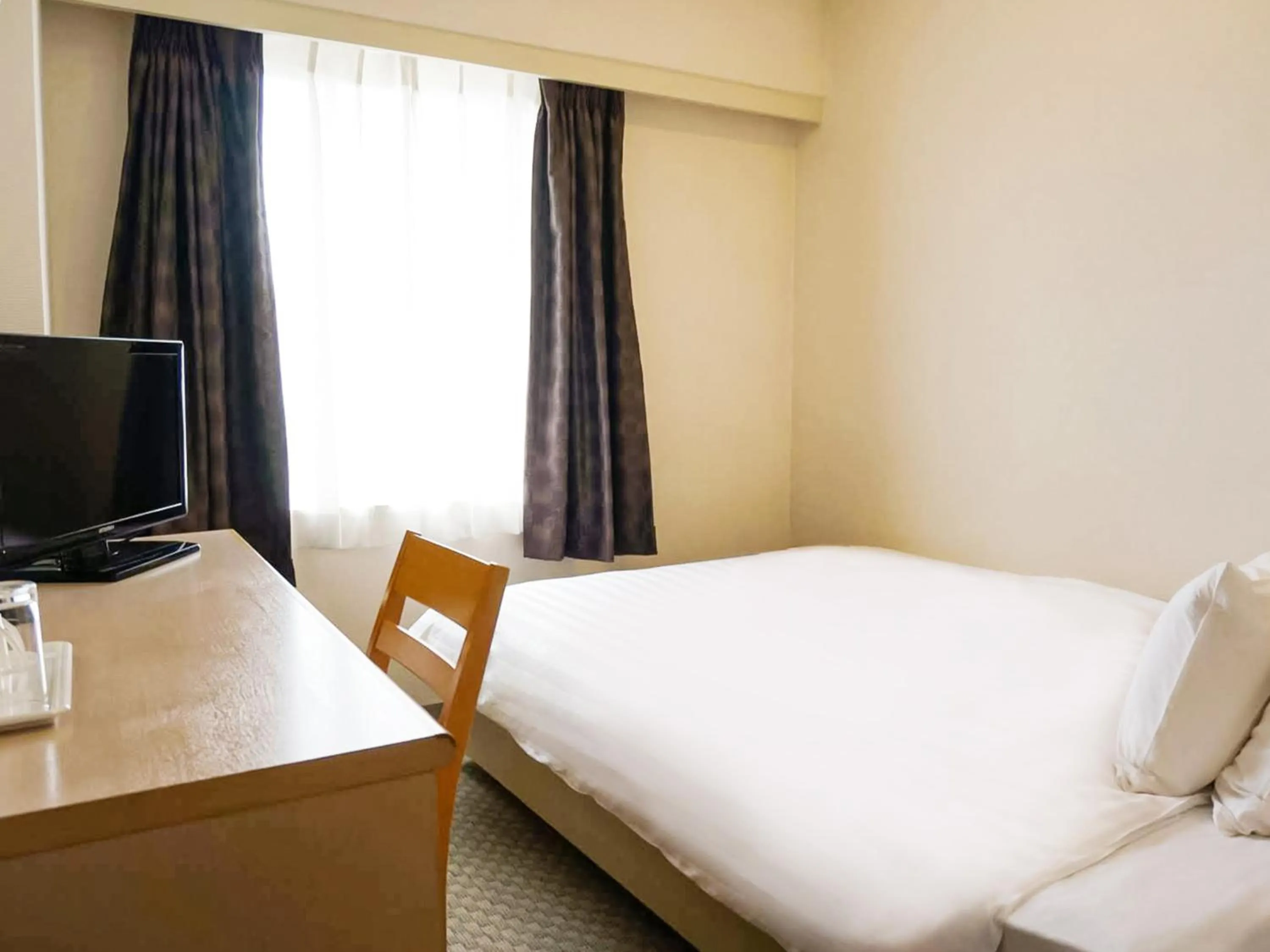 Photo of the whole room, Bed in Kobe Port Tower Hotel