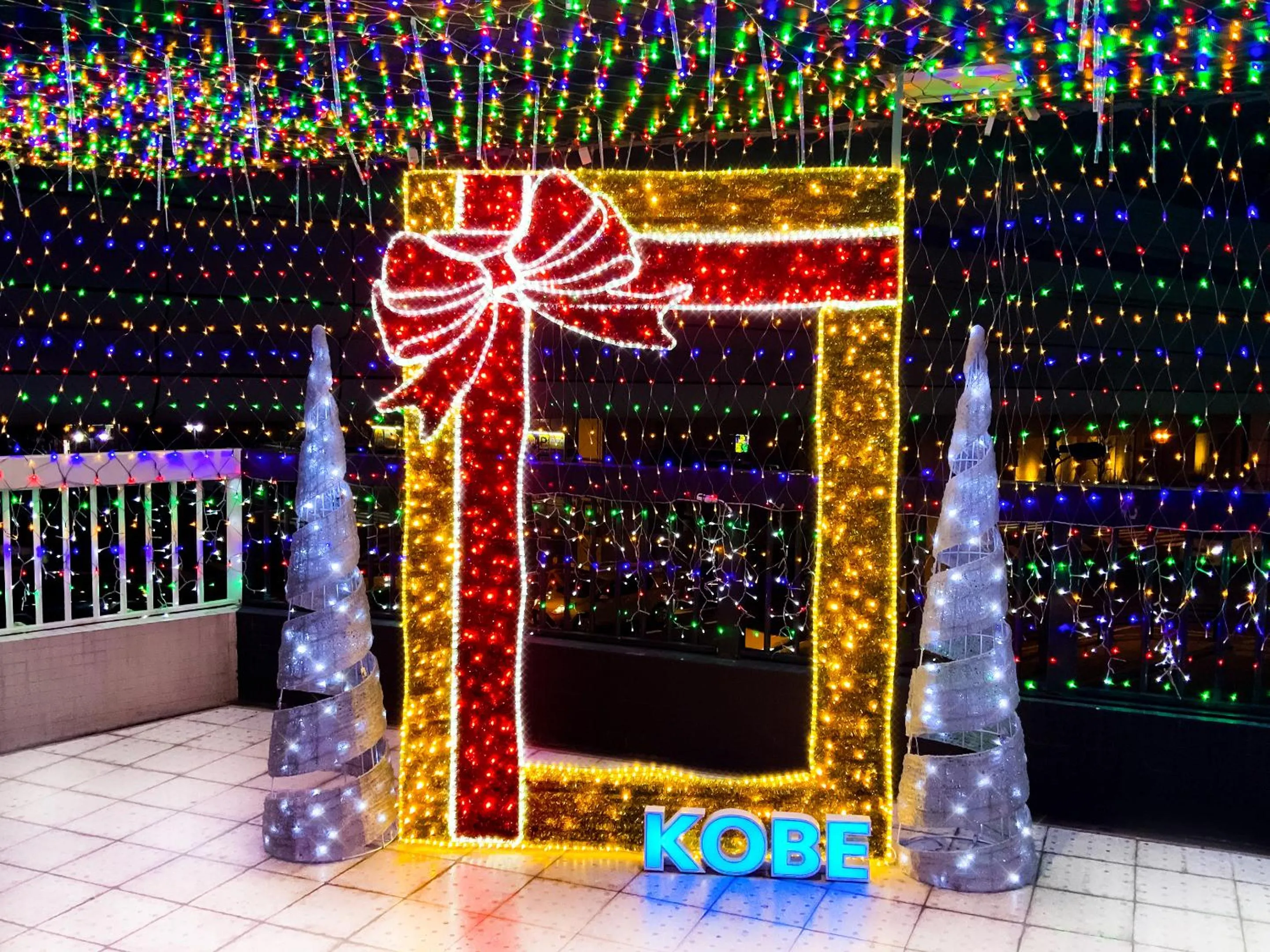 Evening entertainment in Kobe Port Tower Hotel