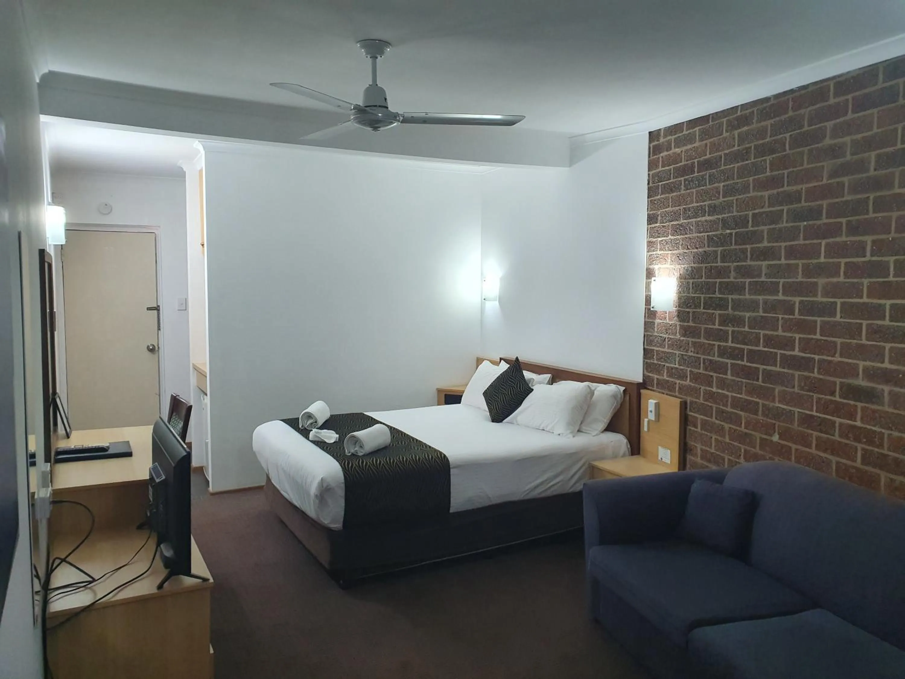 Bed in Moonraker Motor Inn