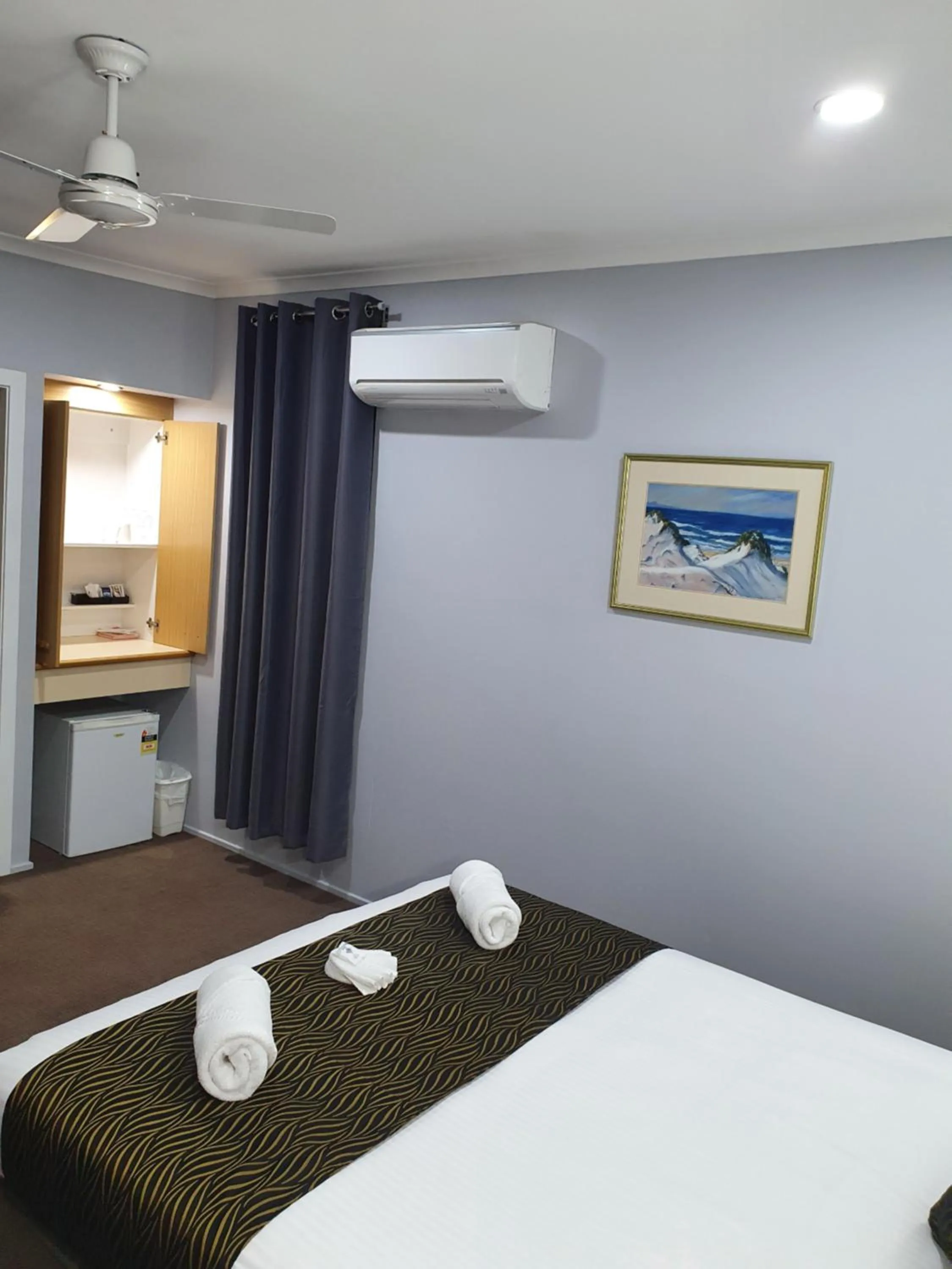 Communal lounge/ TV room, Bed in Moonraker Motor Inn