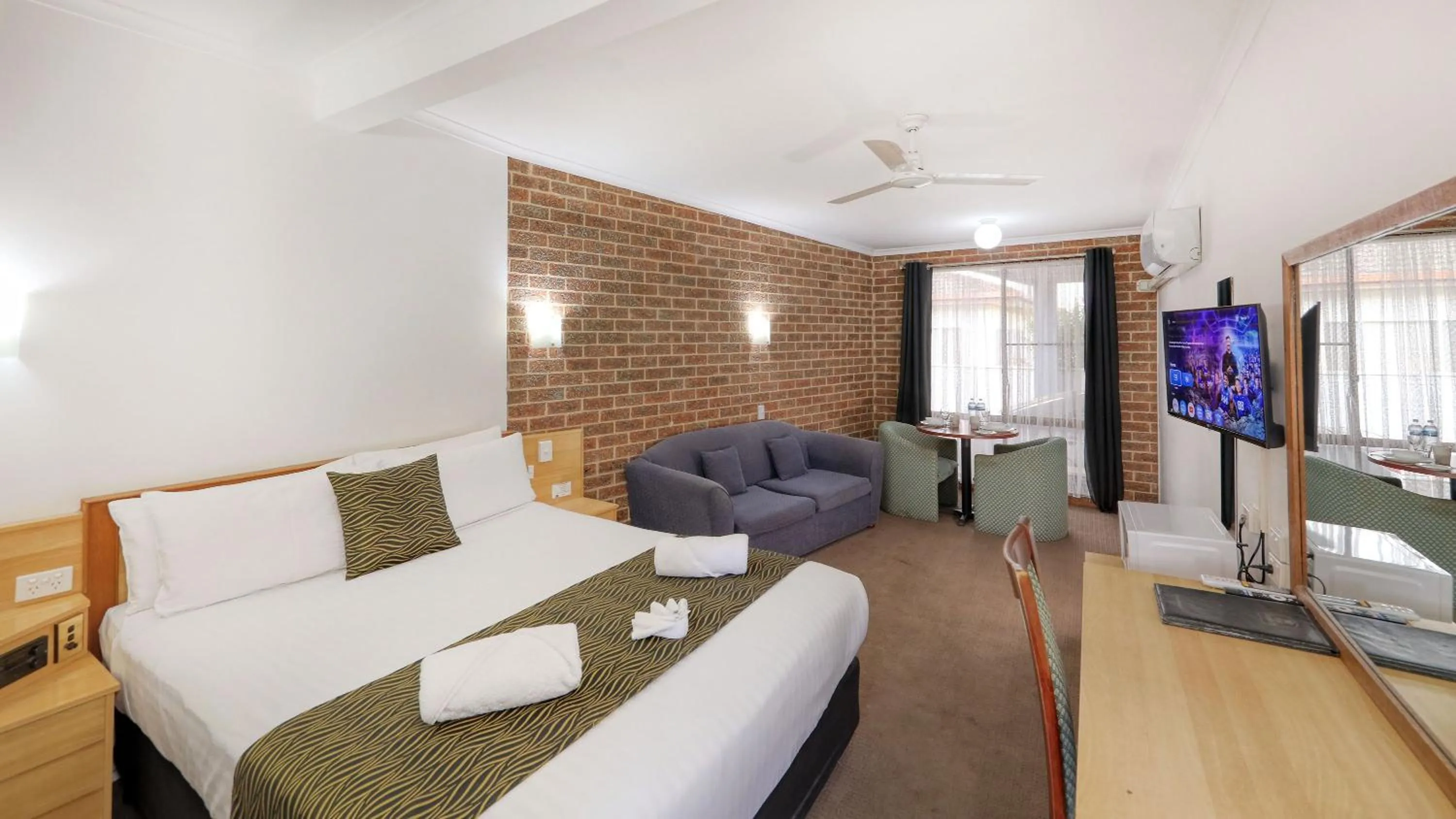 TV and multimedia, Bed in Moonraker Motor Inn