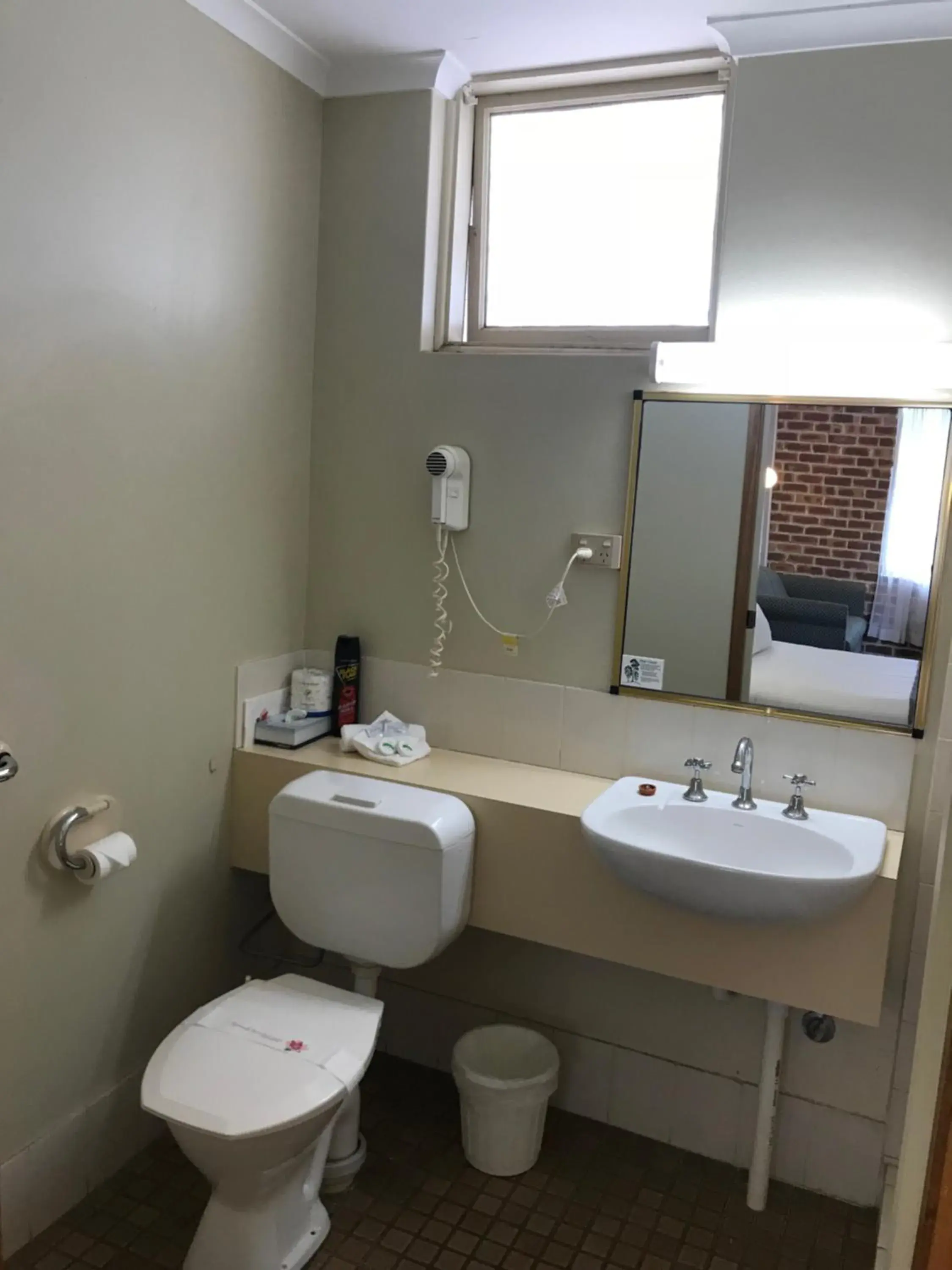 Budget Double Room in Moonraker Motor Inn Budget Double Room in Moonraker Motor Inn