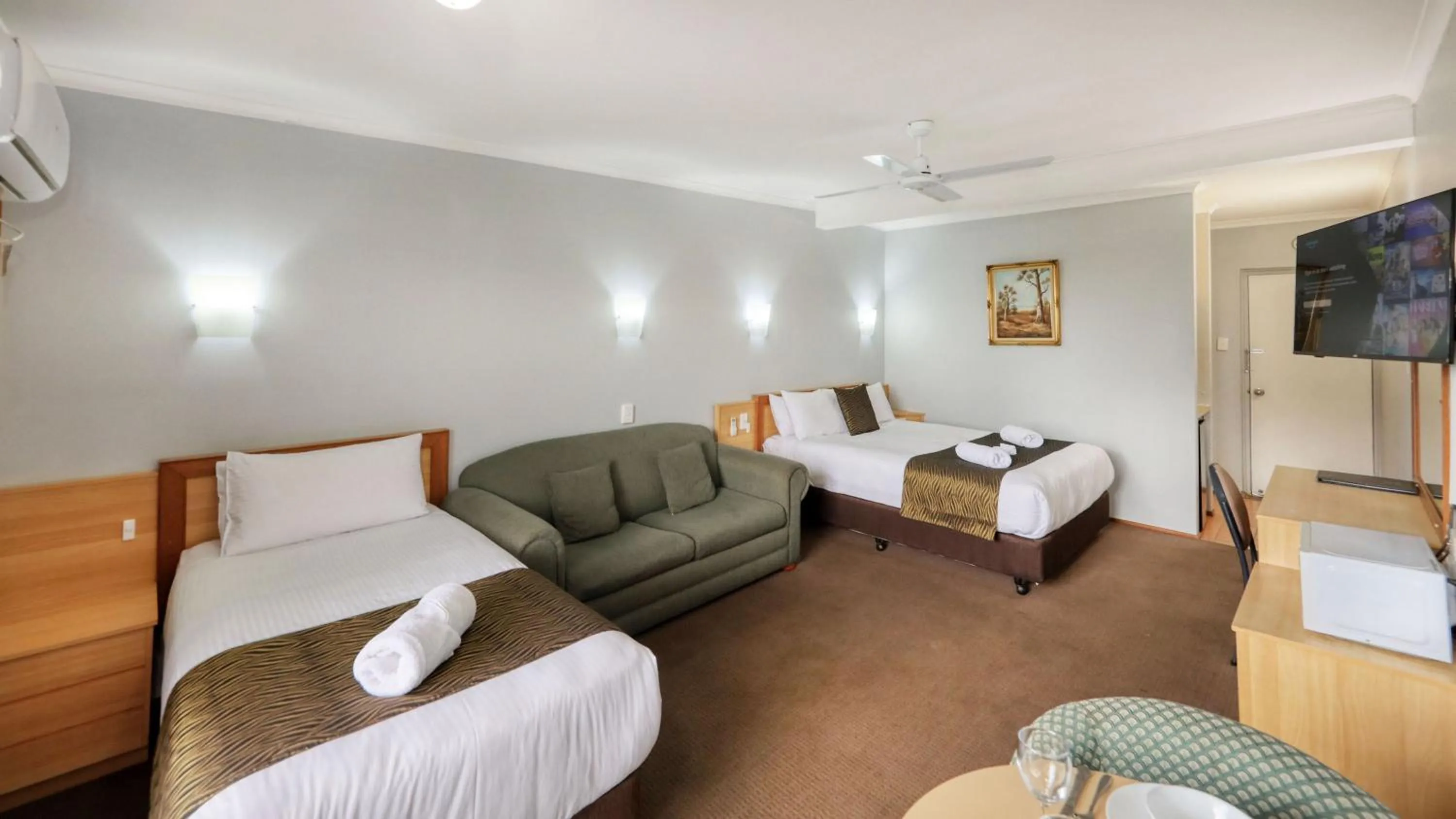 TV and multimedia in Moonraker Motor Inn