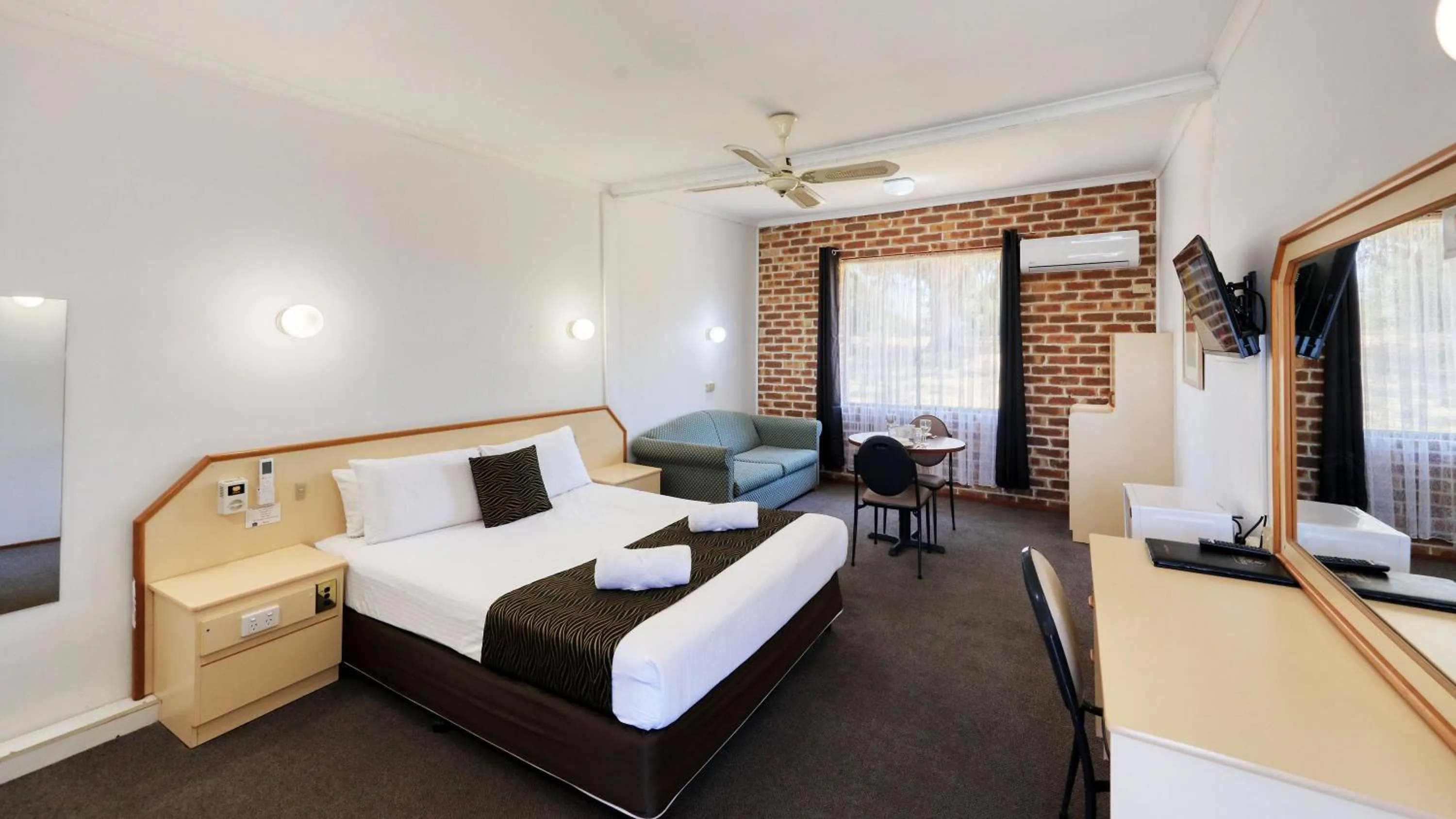 air conditioner, Bed in Moonraker Motor Inn