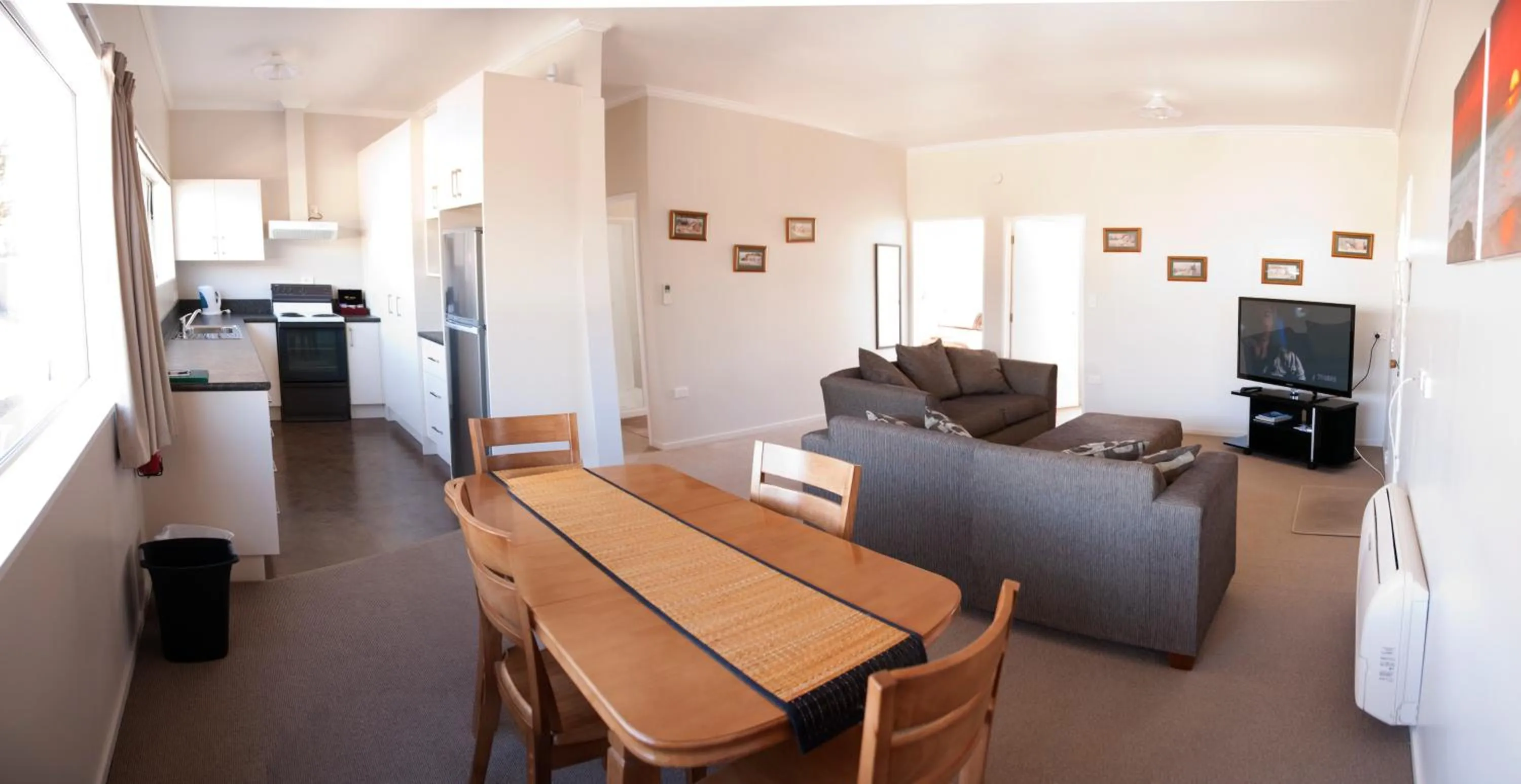 Dining area in Esplanade Motels