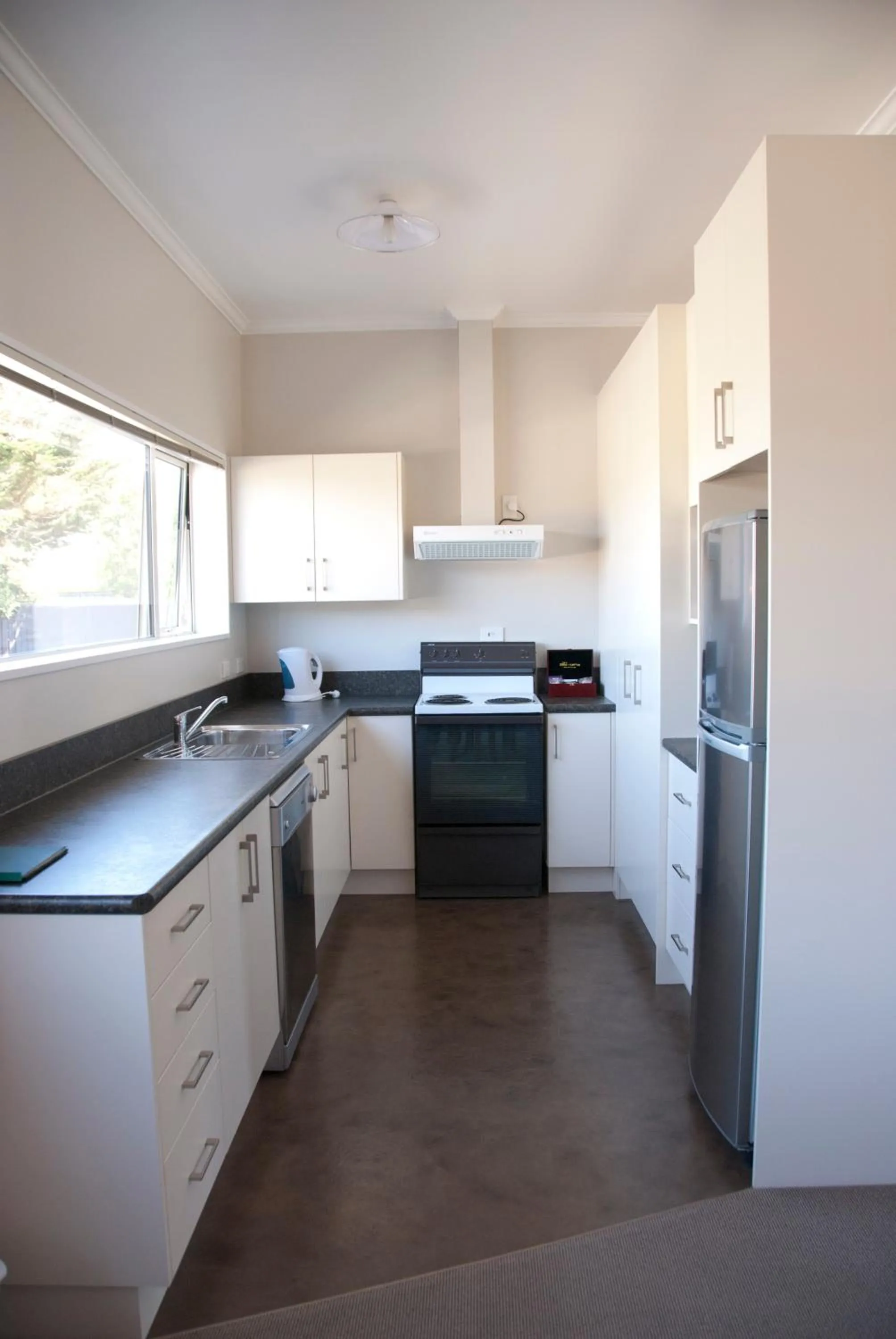 Kitchen or kitchenette in Esplanade Motels