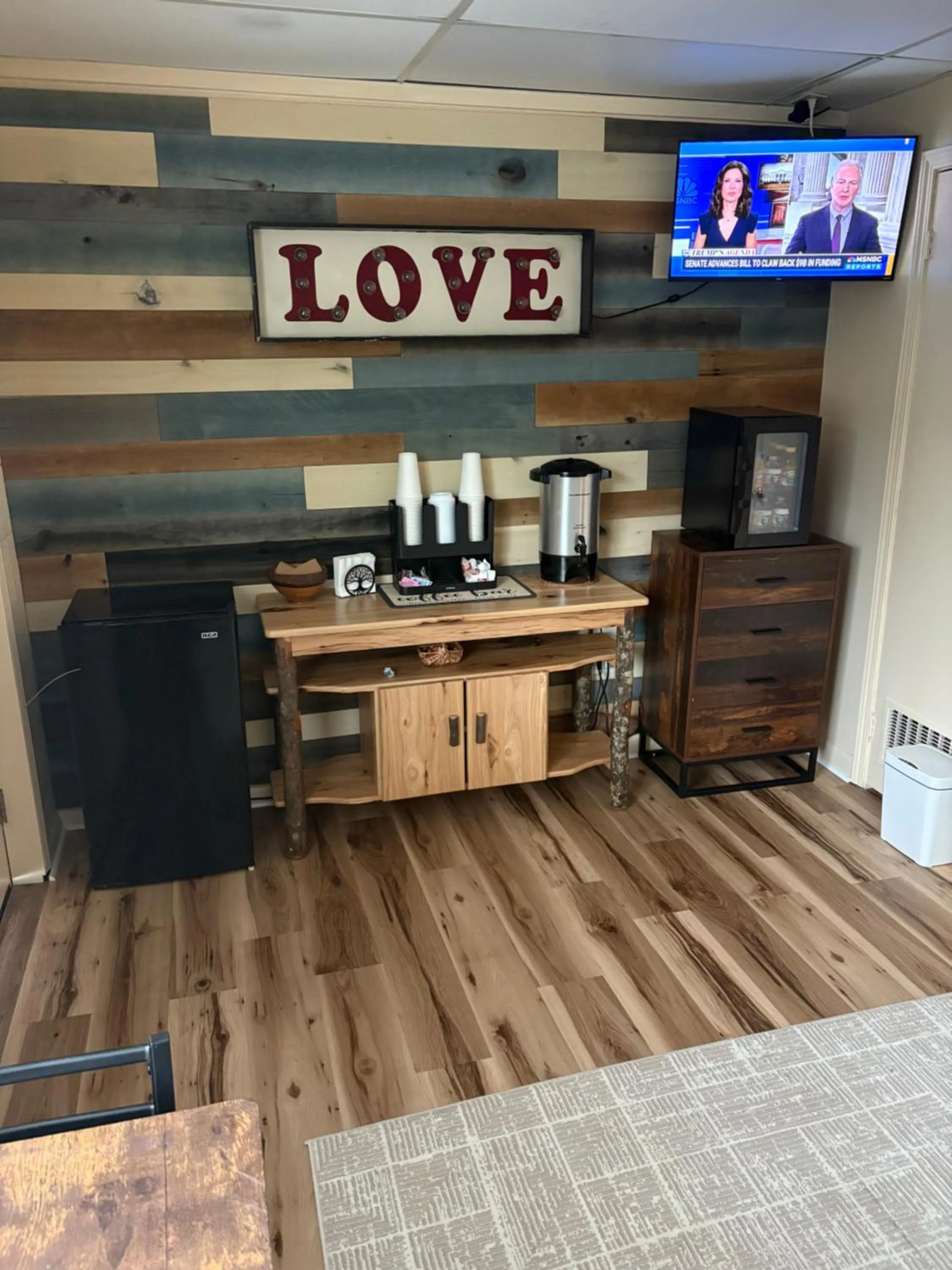 Coffee/tea facilities in Riverview Inn