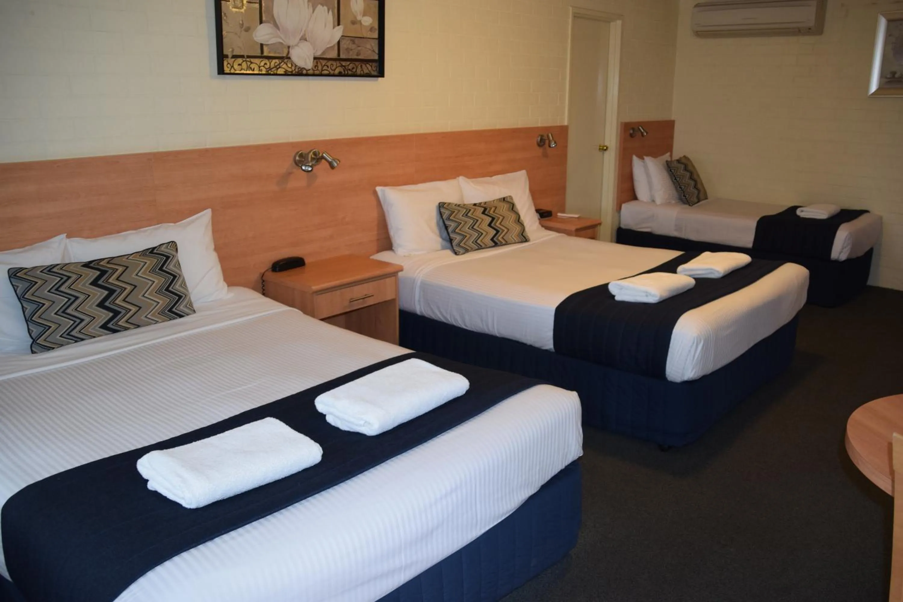 Photo of the whole room, Bed in Best Western Coachman's Inn Motel