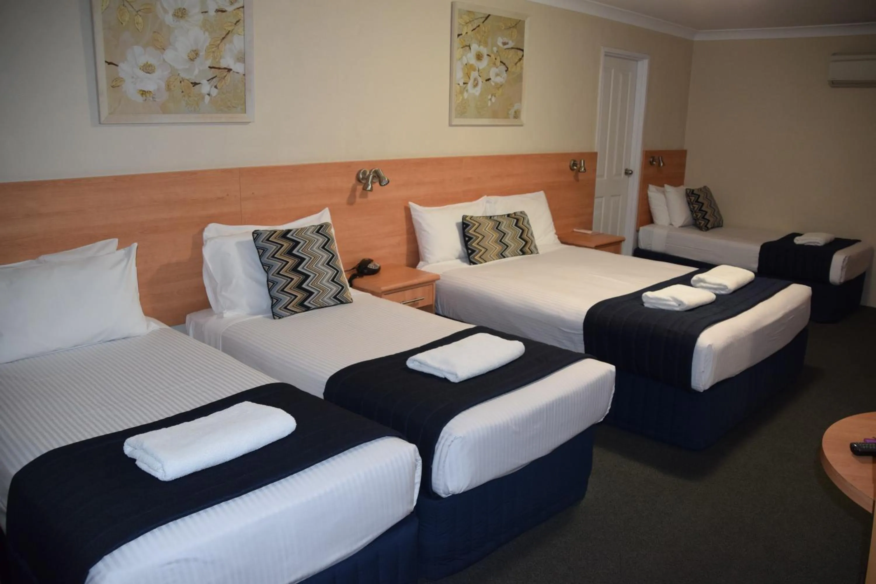 Photo of the whole room, Bed in Best Western Coachman's Inn Motel