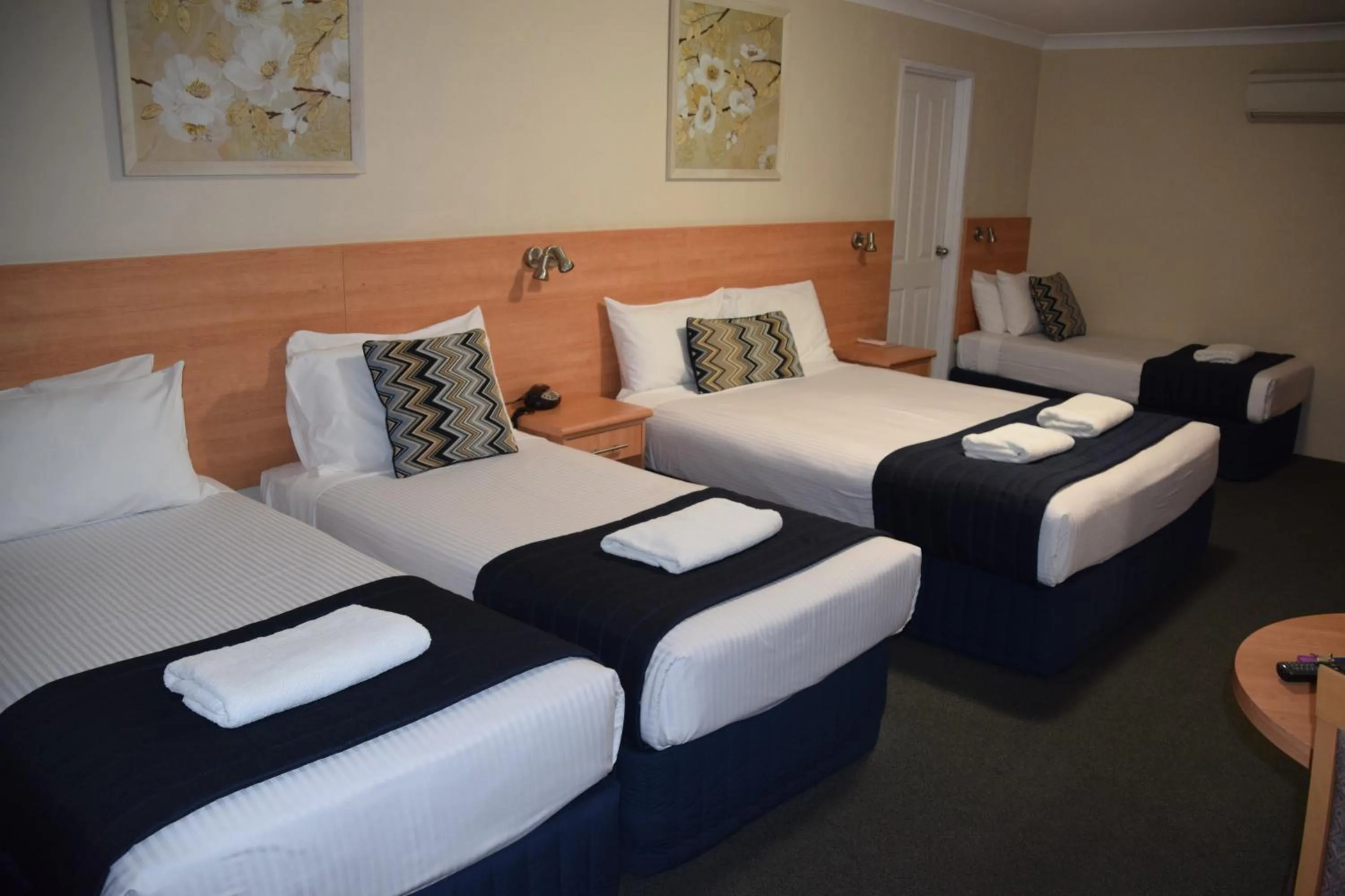 Bed in Best Western Coachman's Inn Motel