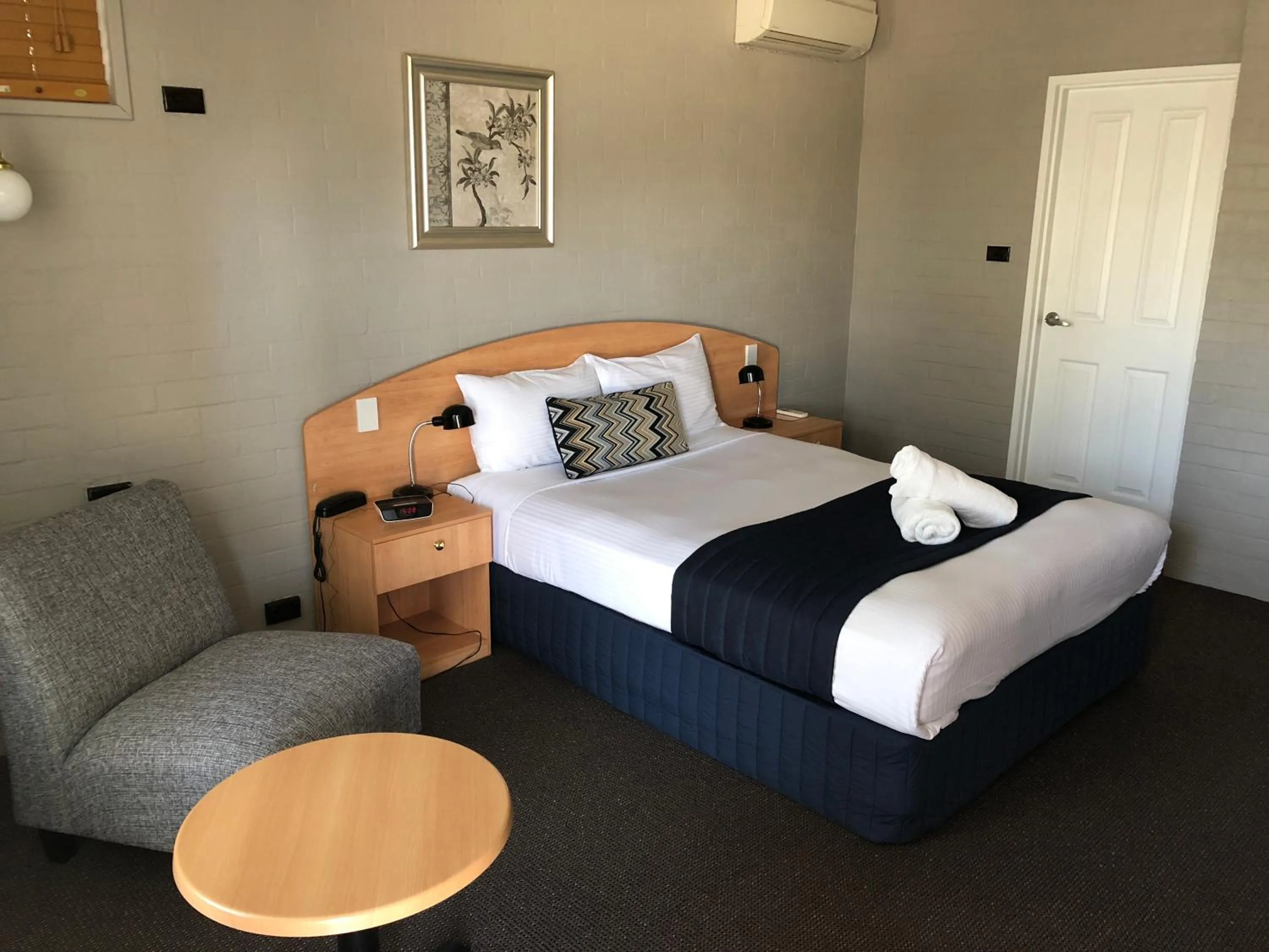 Photo of the whole room, Bed in Best Western Coachman's Inn Motel