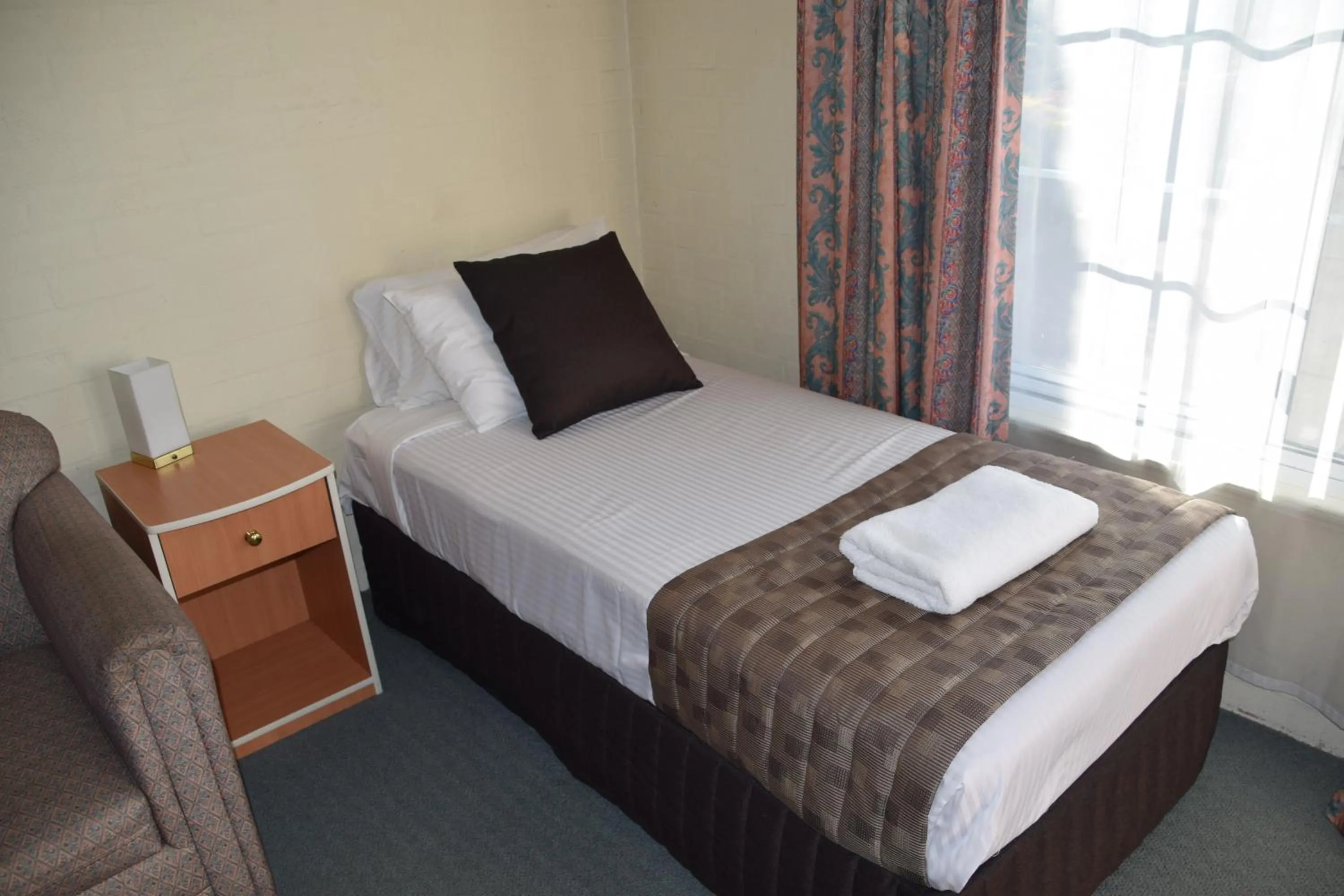 Bed in Best Western Coachman's Inn Motel