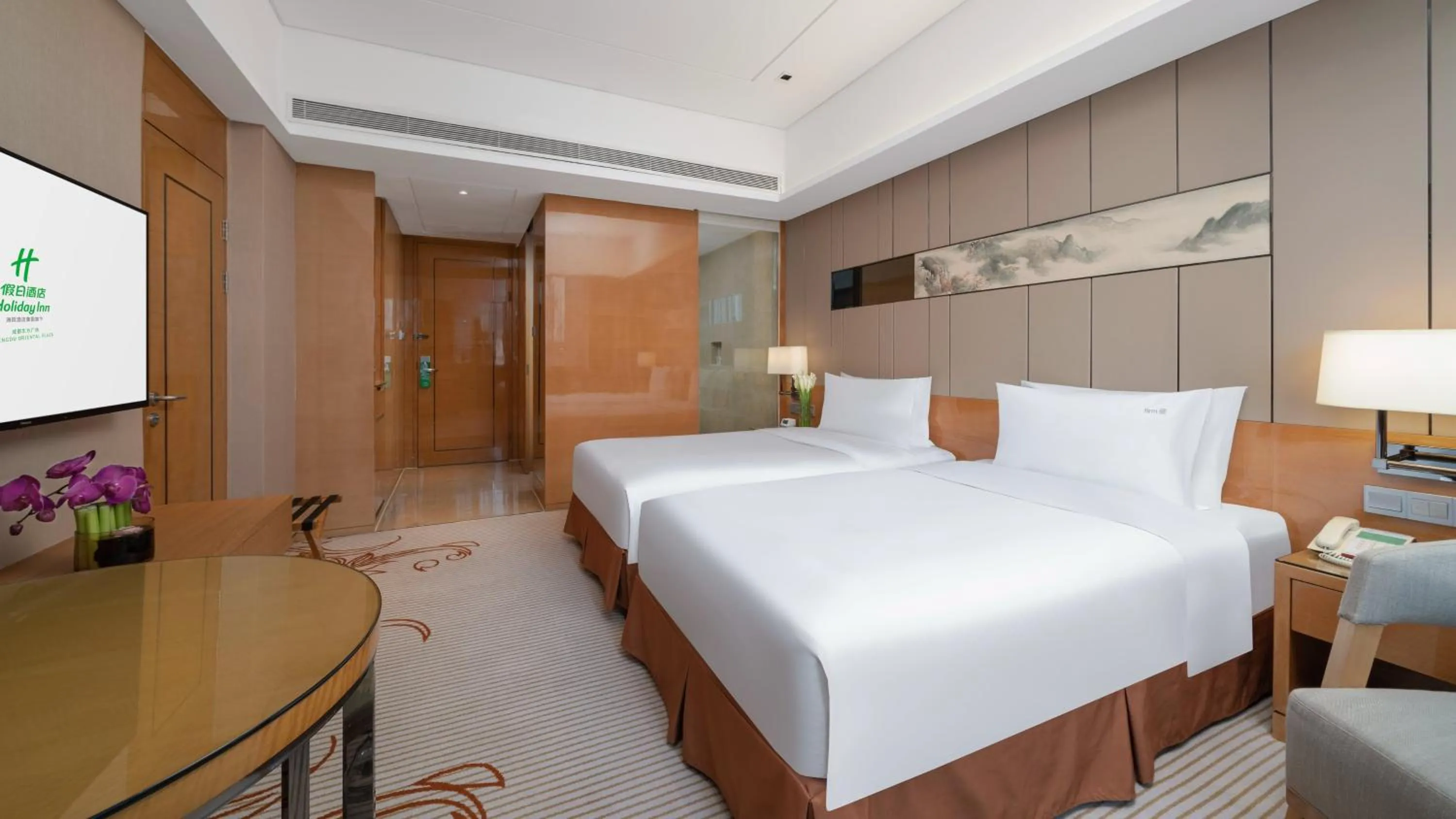 Photo of the whole room, Bed in Holiday Inn Chengdu Oriental Plaza