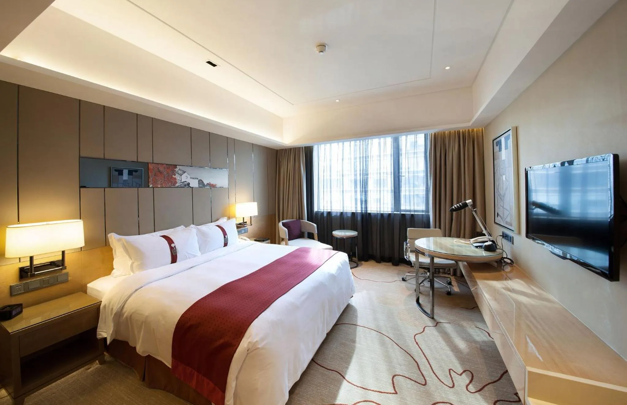 Photo of the whole room, Bed in Holiday Inn Chengdu Oriental Plaza