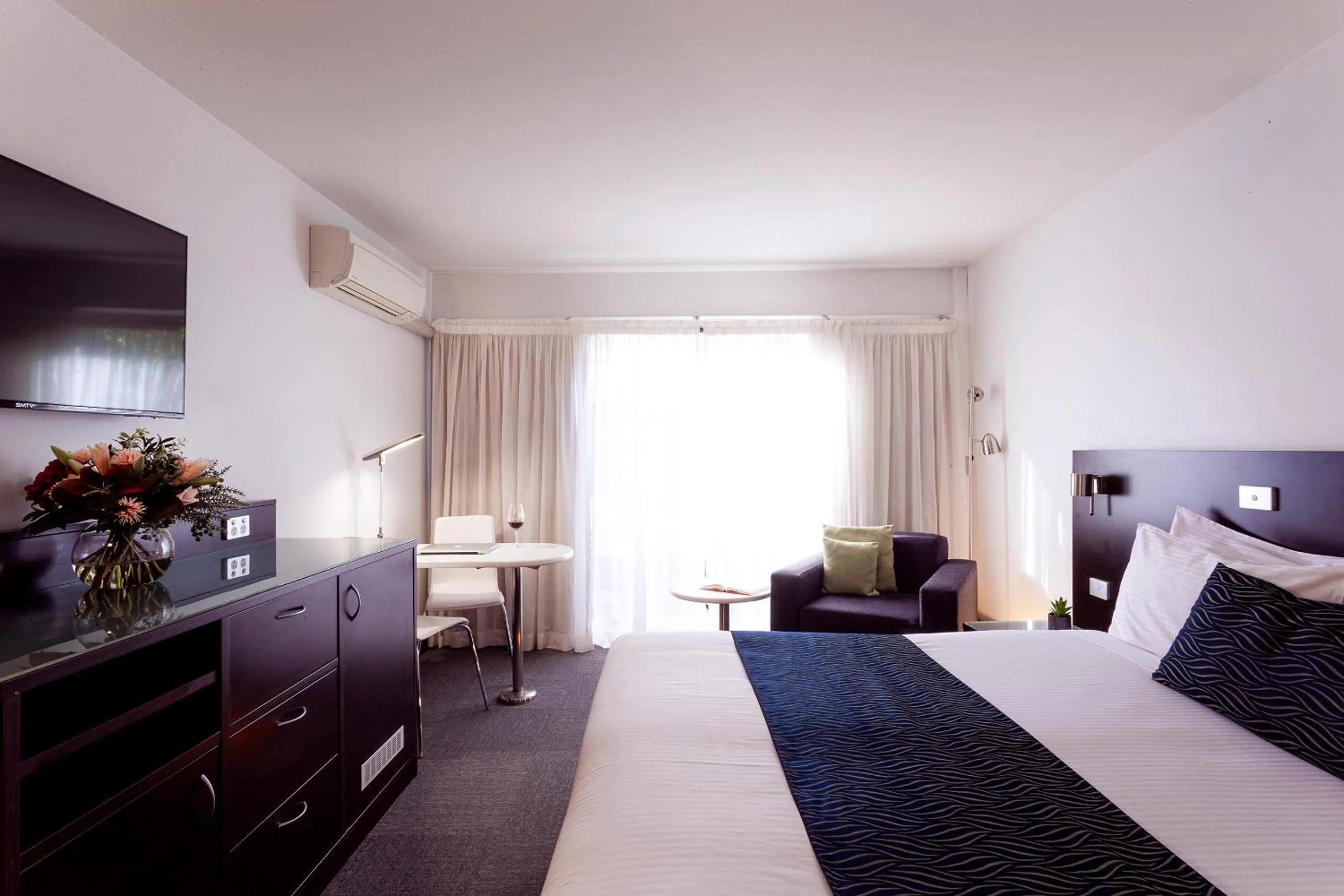 Bedroom, Bed in Station Motel