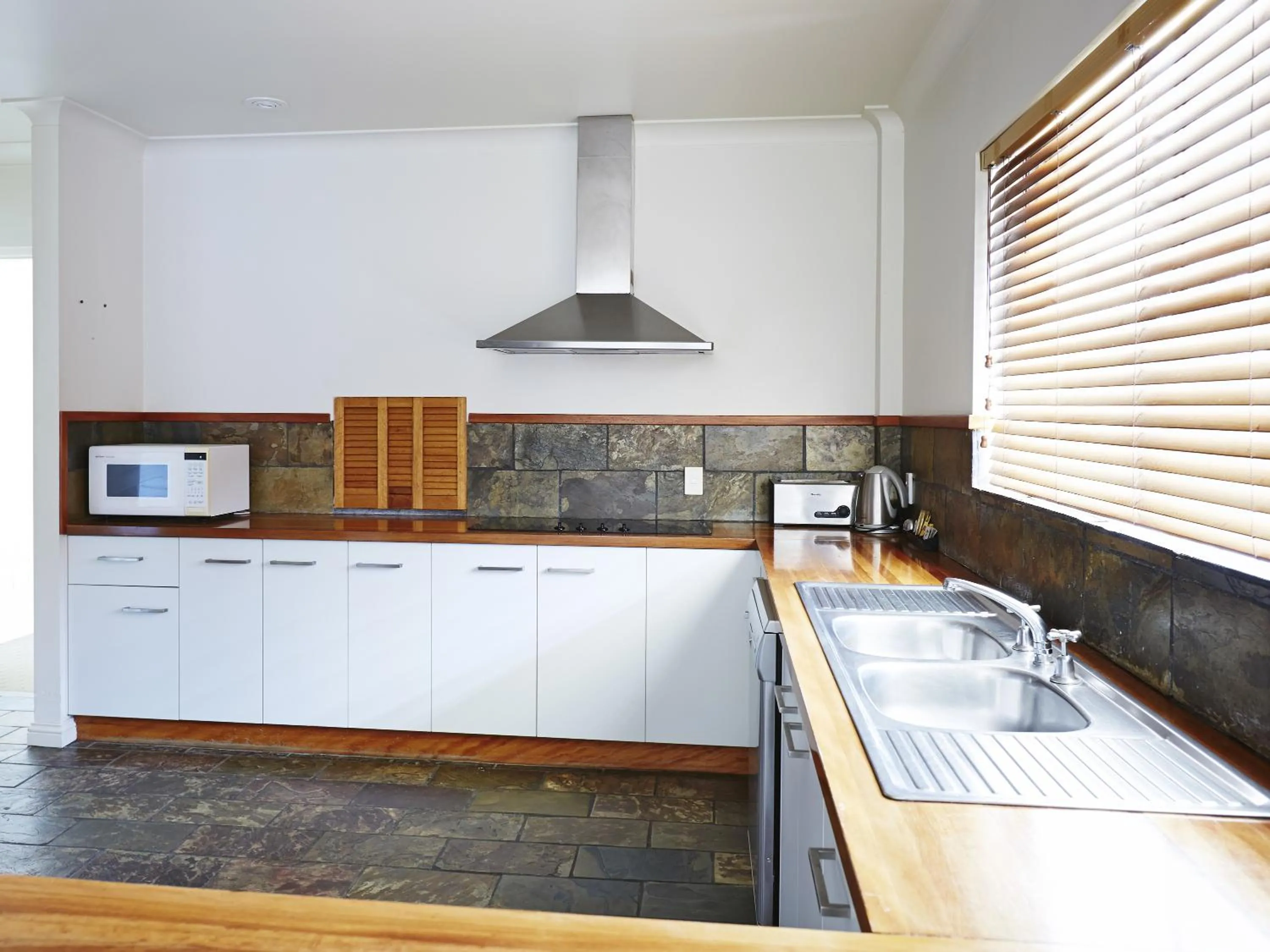 Kitchen or kitchenette in Bay Beach Motel