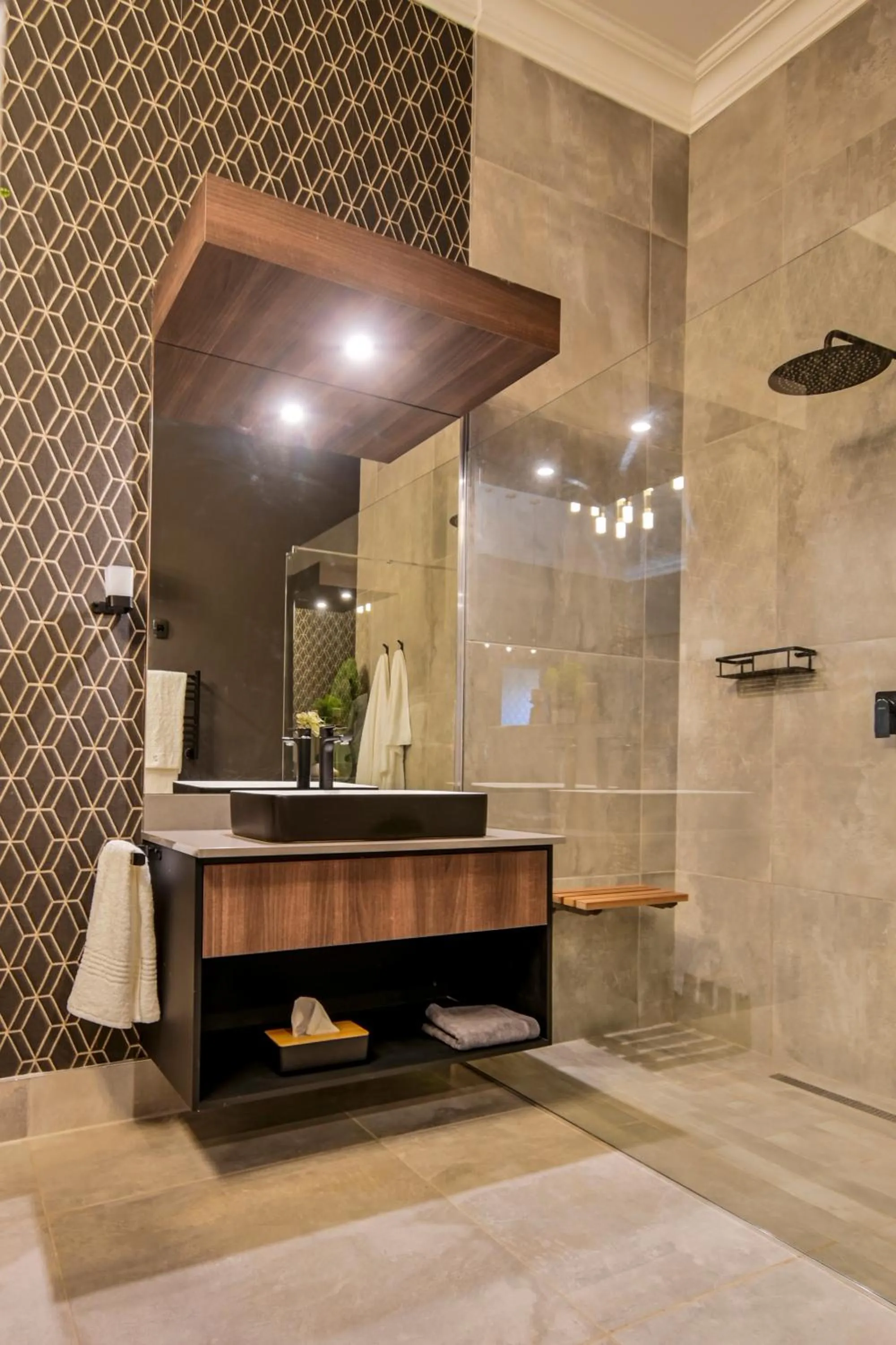 Shower in Summer PALACE Guesthouse