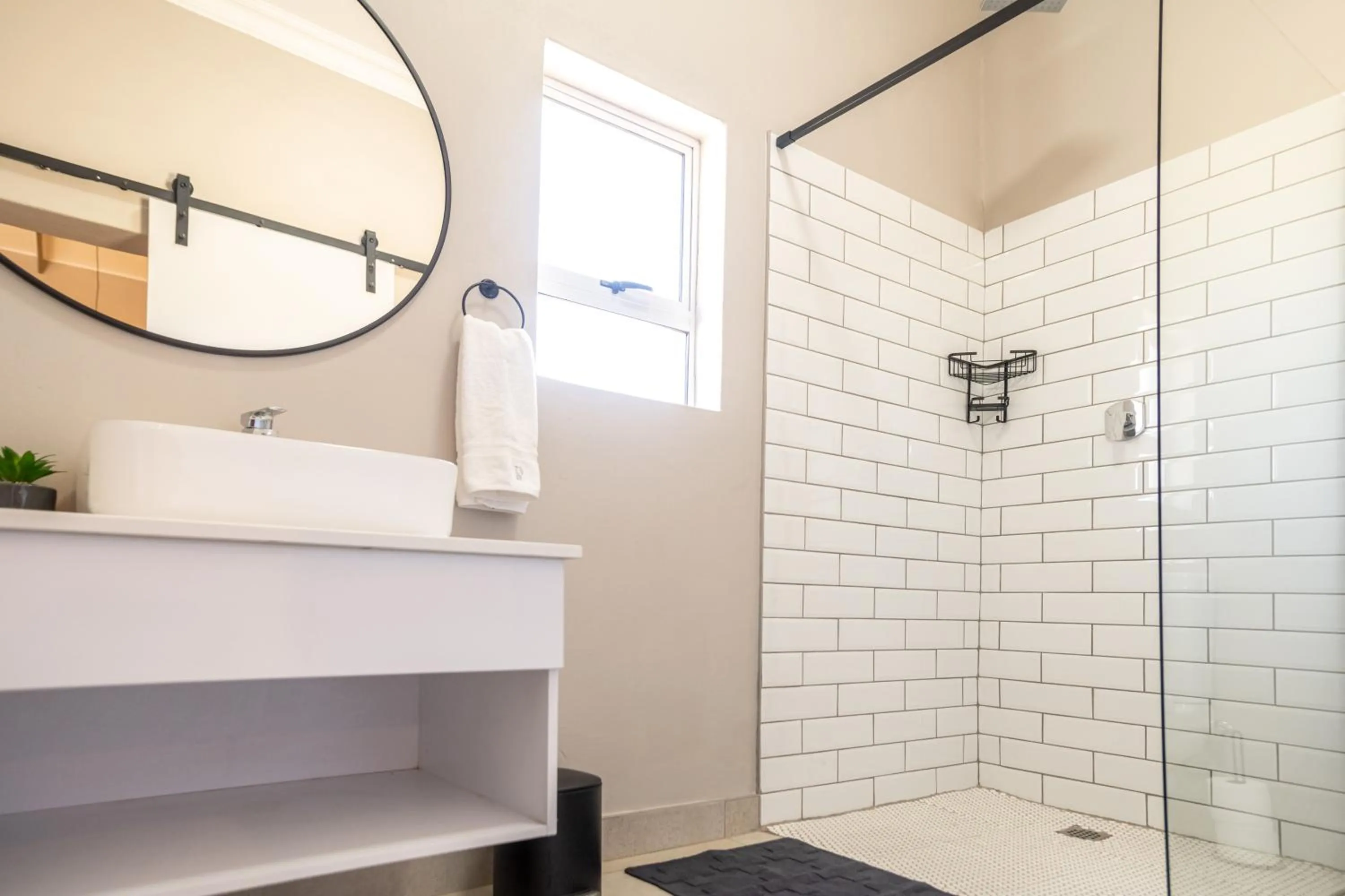 Shower in Summer PALACE Guesthouse