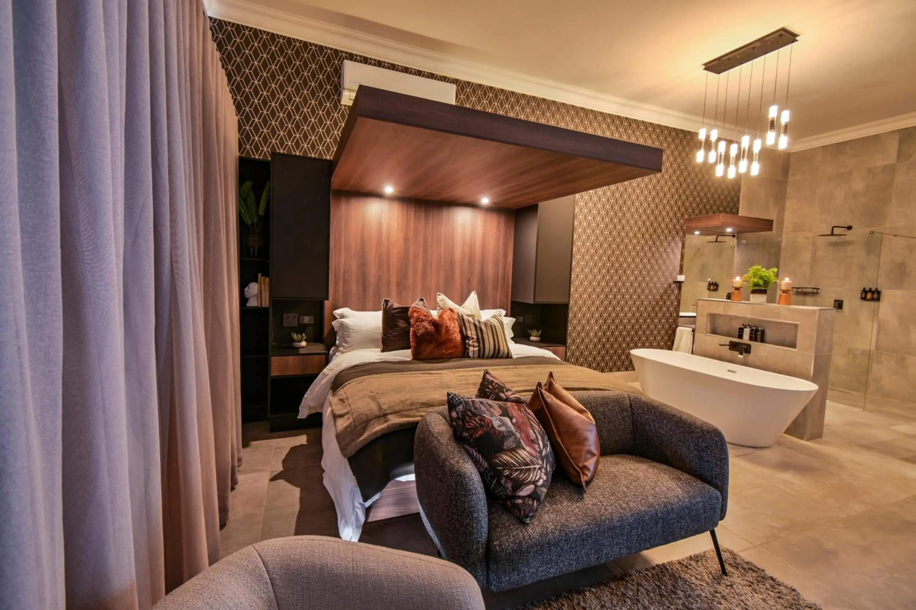 Shower in Summer PALACE Guesthouse