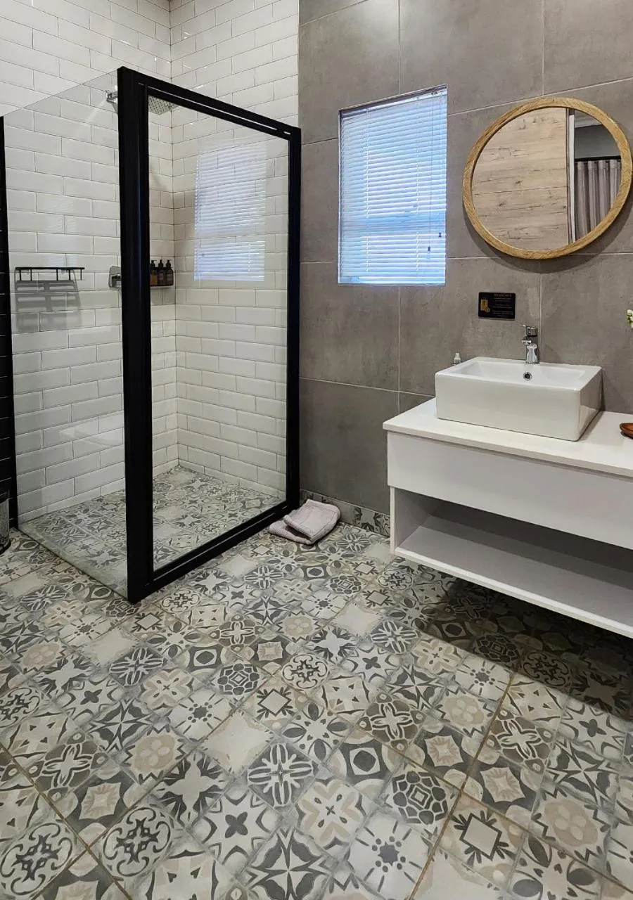 Shower in Summer PALACE Guesthouse