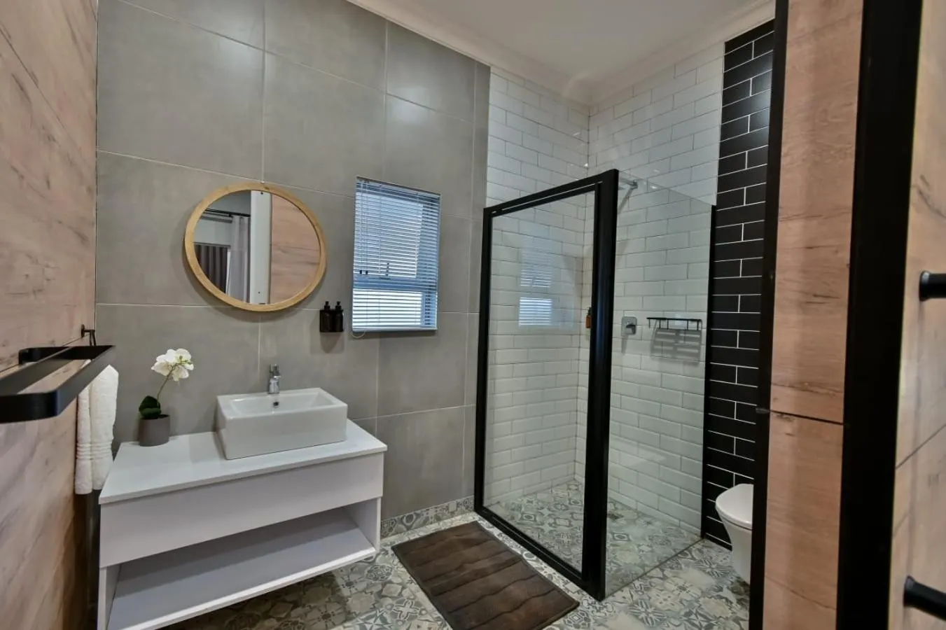 Shower in Summer PALACE Guesthouse