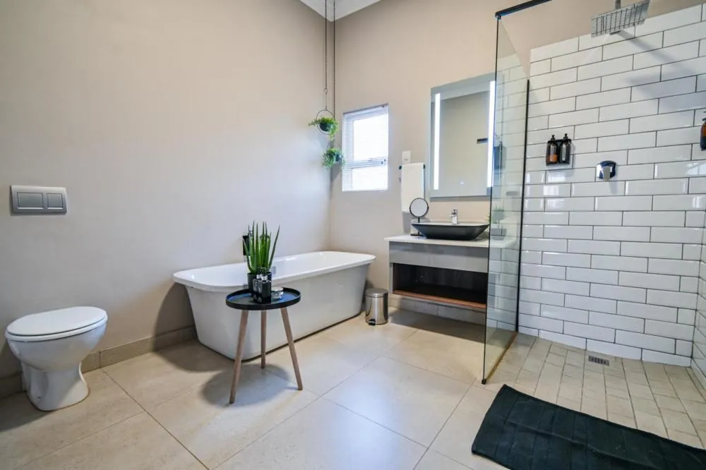 Shower in Summer PALACE Guesthouse