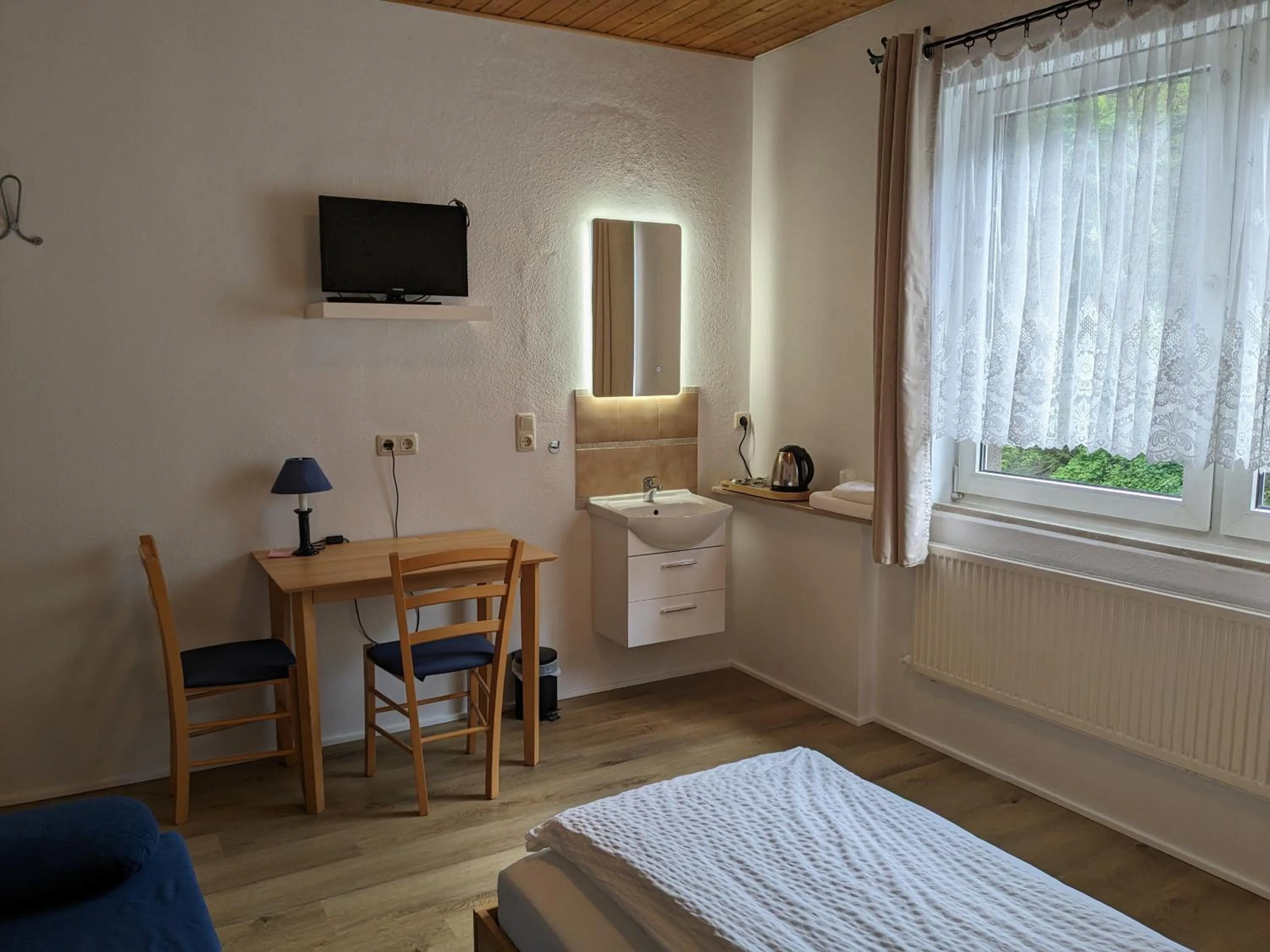 Photo of the whole room, Bed in Hotel Pension Winzerhaus