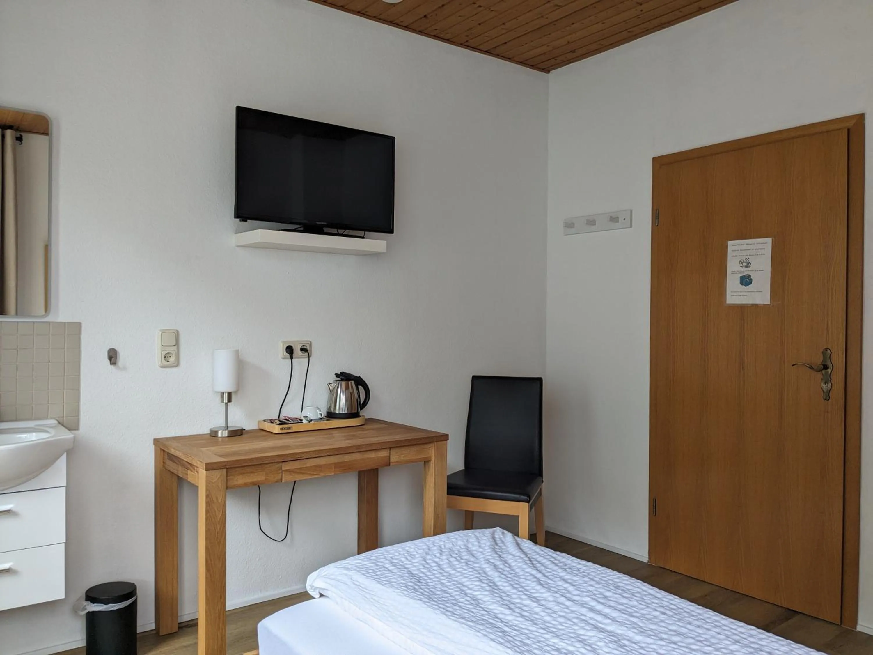 Photo of the whole room, Bed in Hotel Pension Winzerhaus