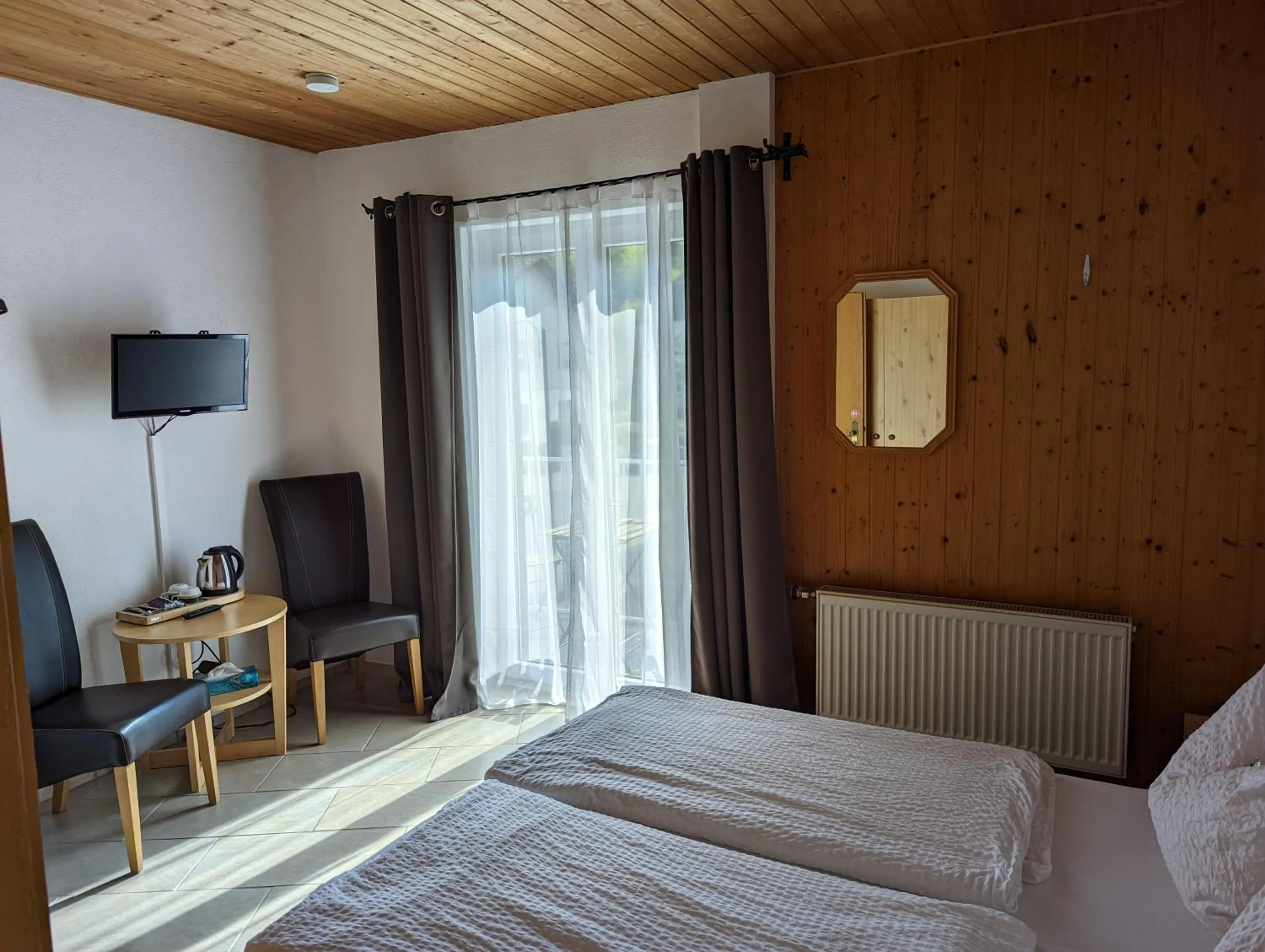 Photo of the whole room, Bed in Hotel Pension Winzerhaus