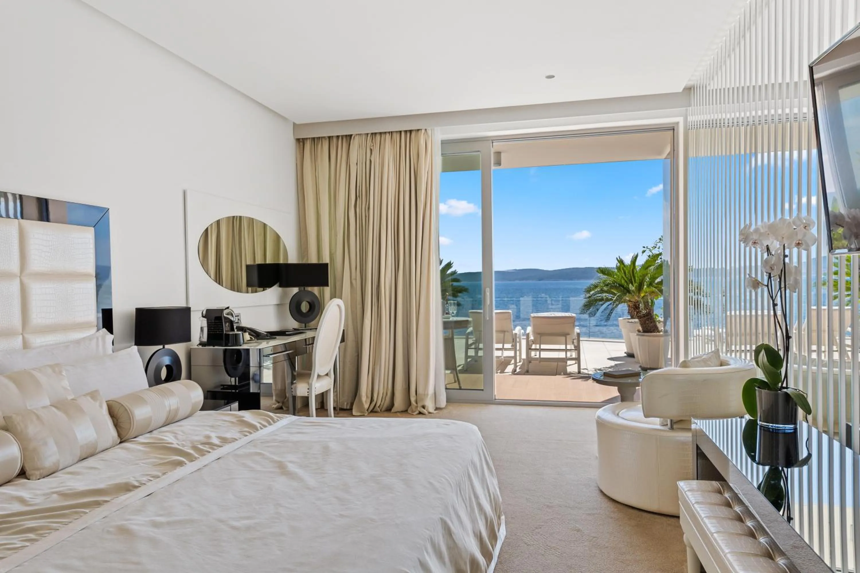 Bed in Luxury Hotel Amabilis