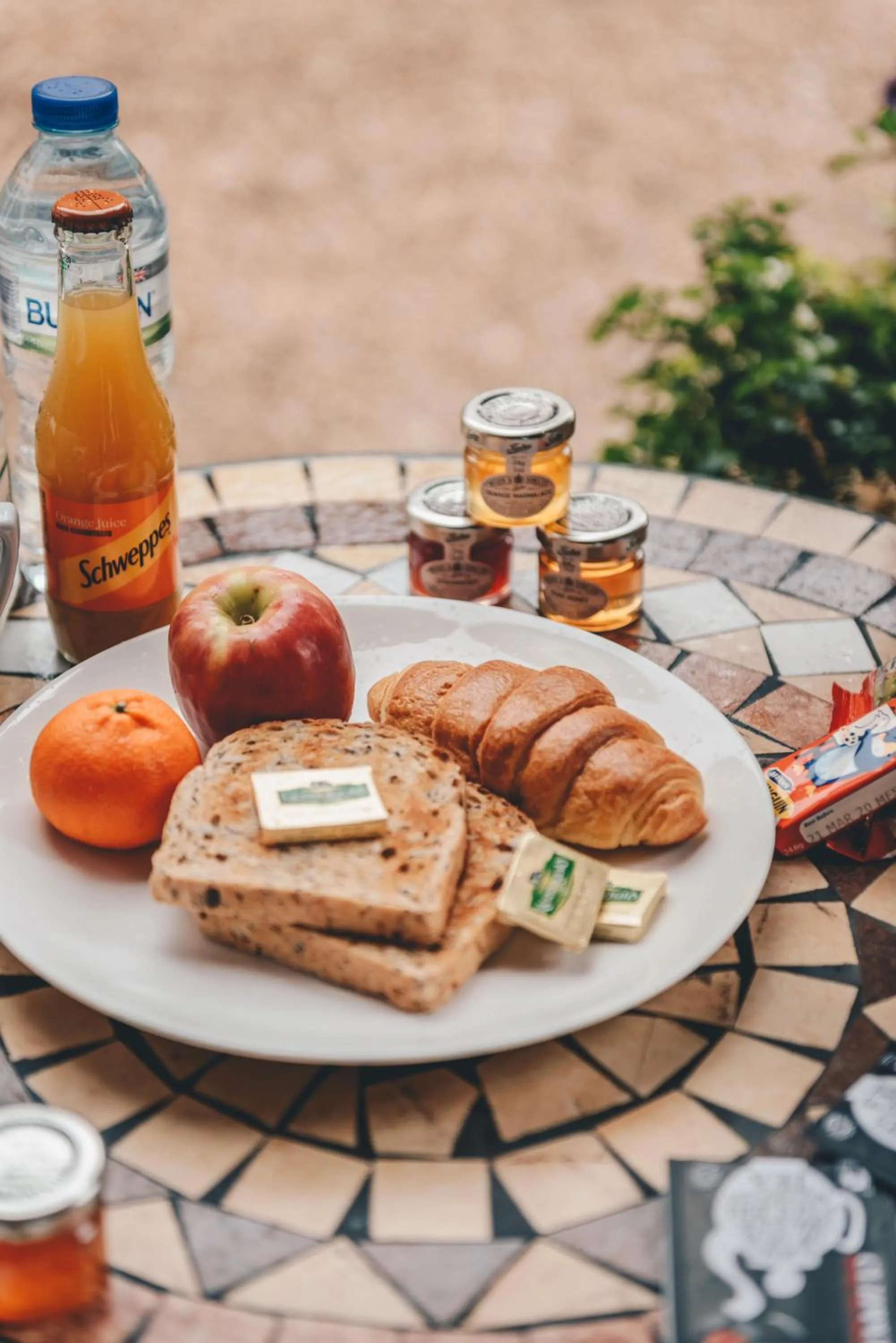 Continental breakfast in Home Farm & Lodge