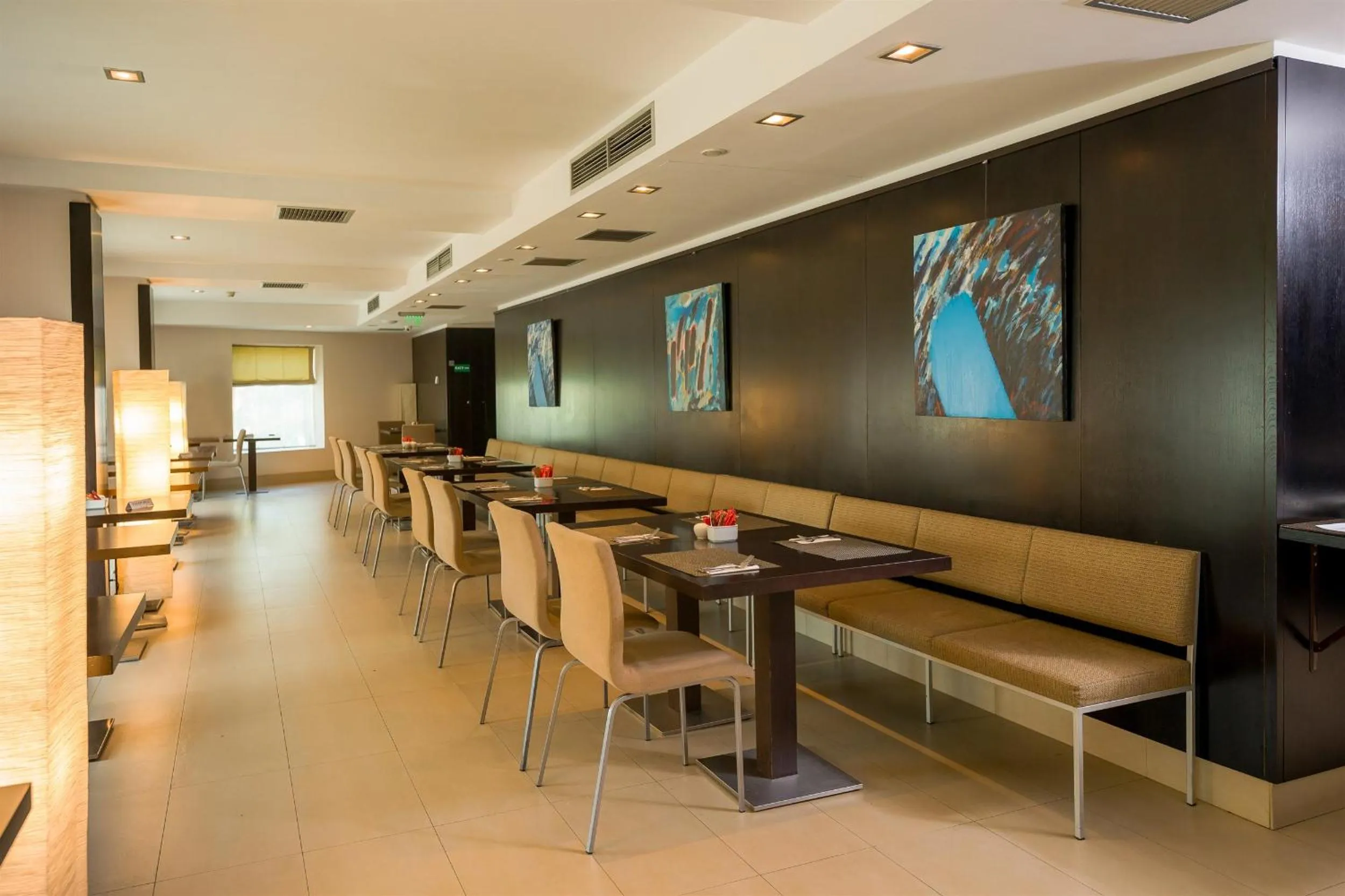 Restaurant/places to eat in Hotel CH Bucharest