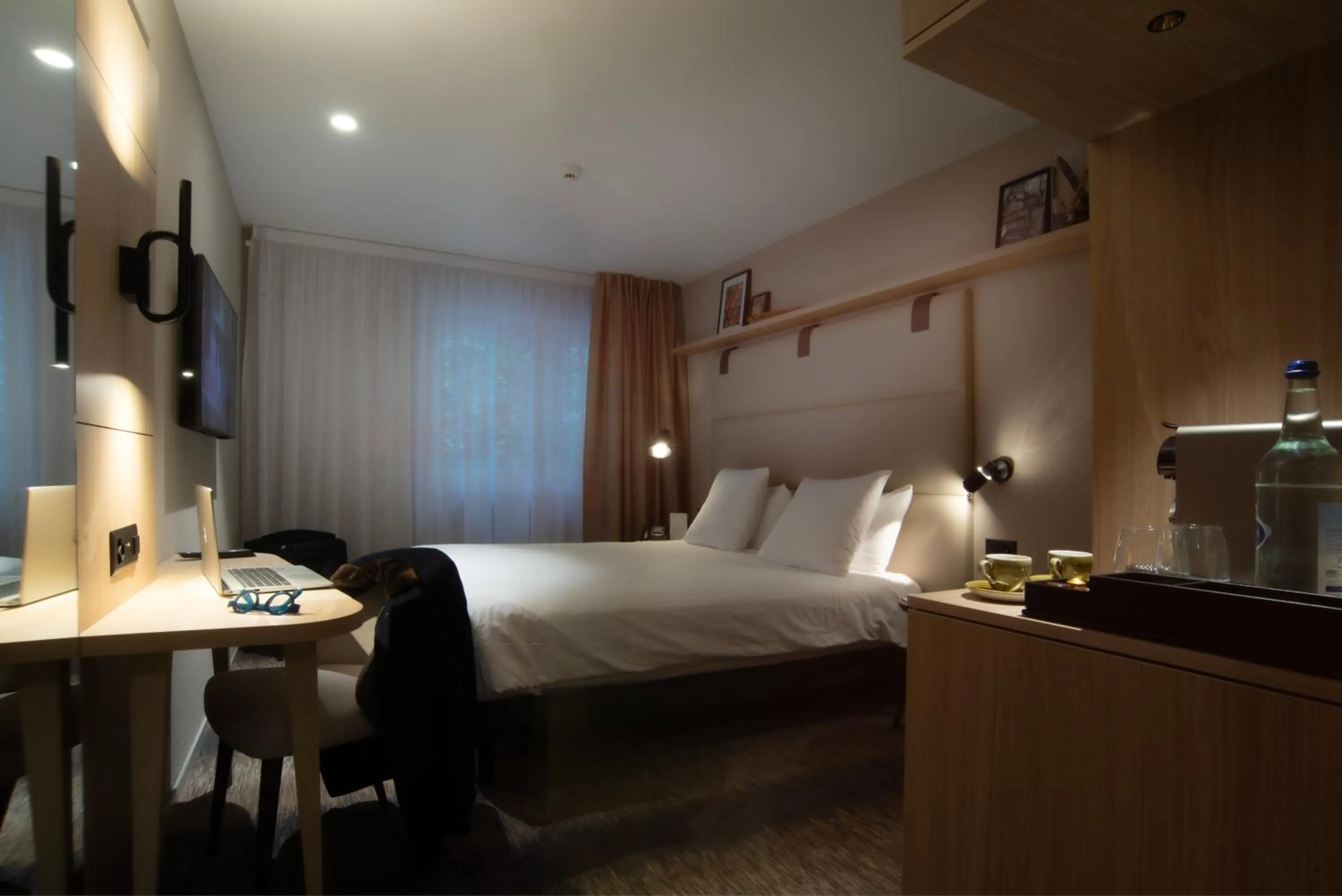 Photo of the whole room, Bed in Mercure Fribourg Centre Remparts