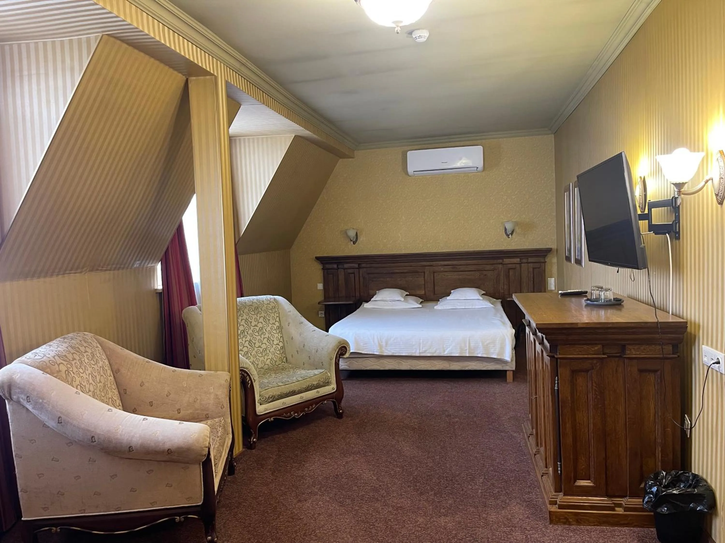 Bed in Topaz Boutique