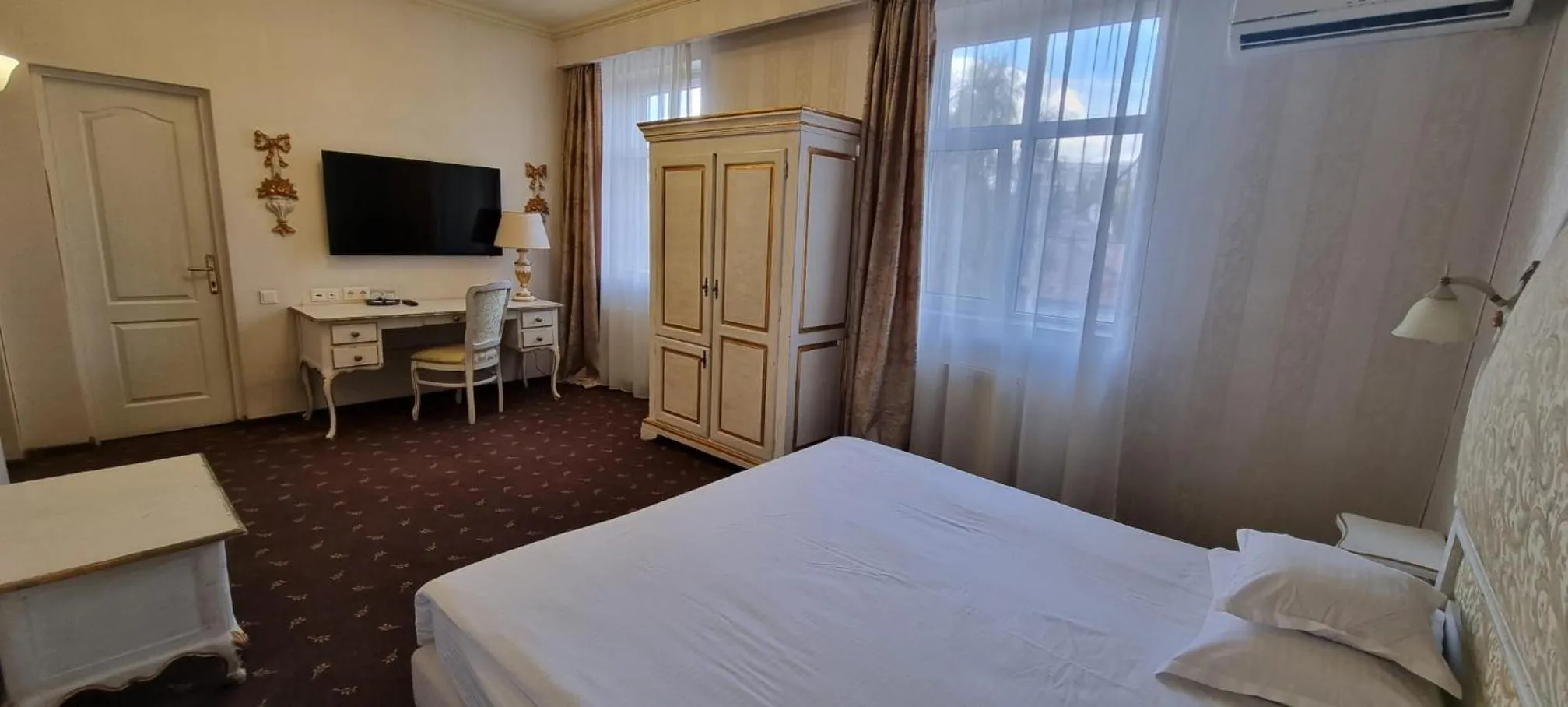 Bed in Topaz Boutique