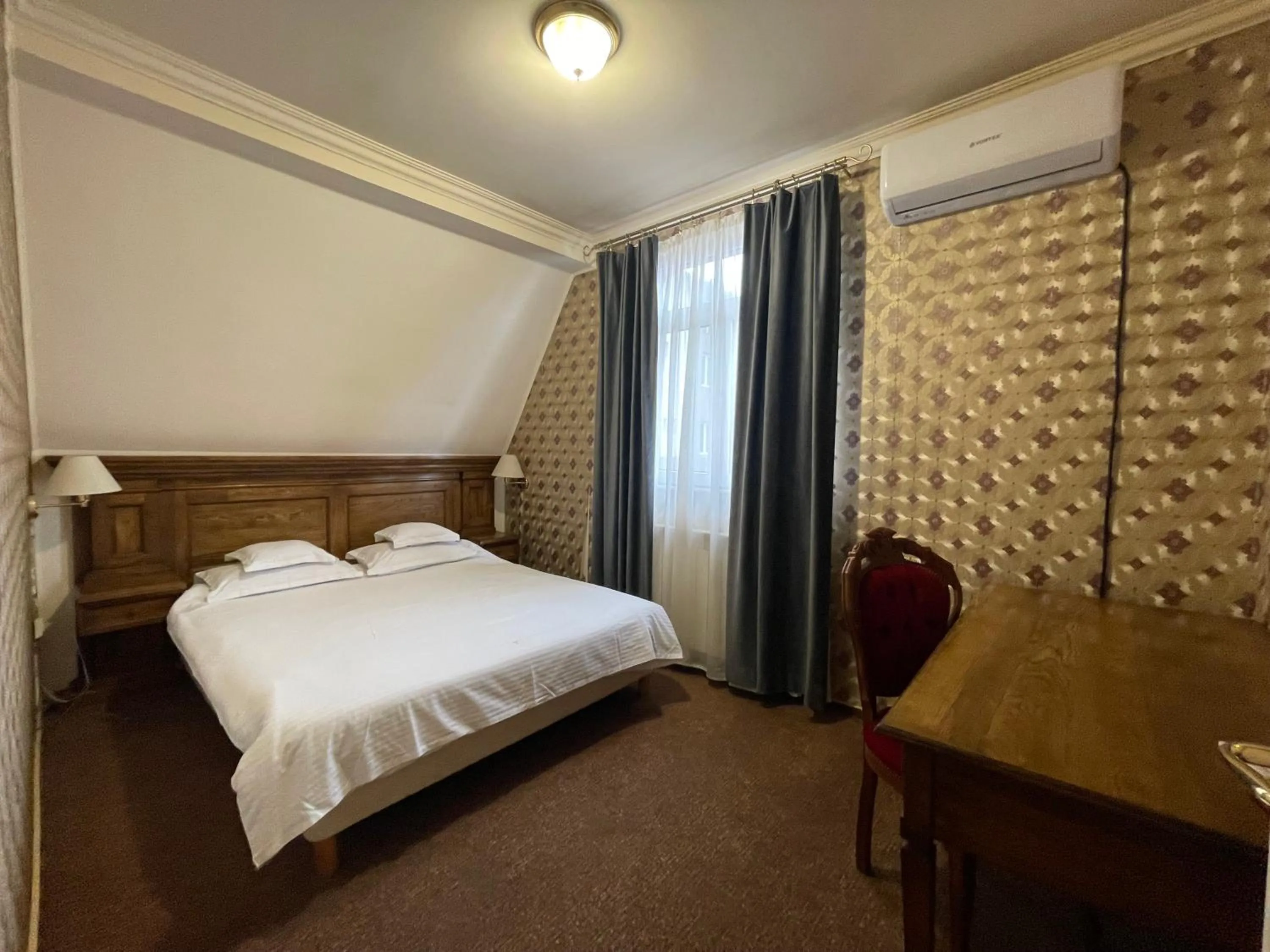 Bed in Topaz Boutique