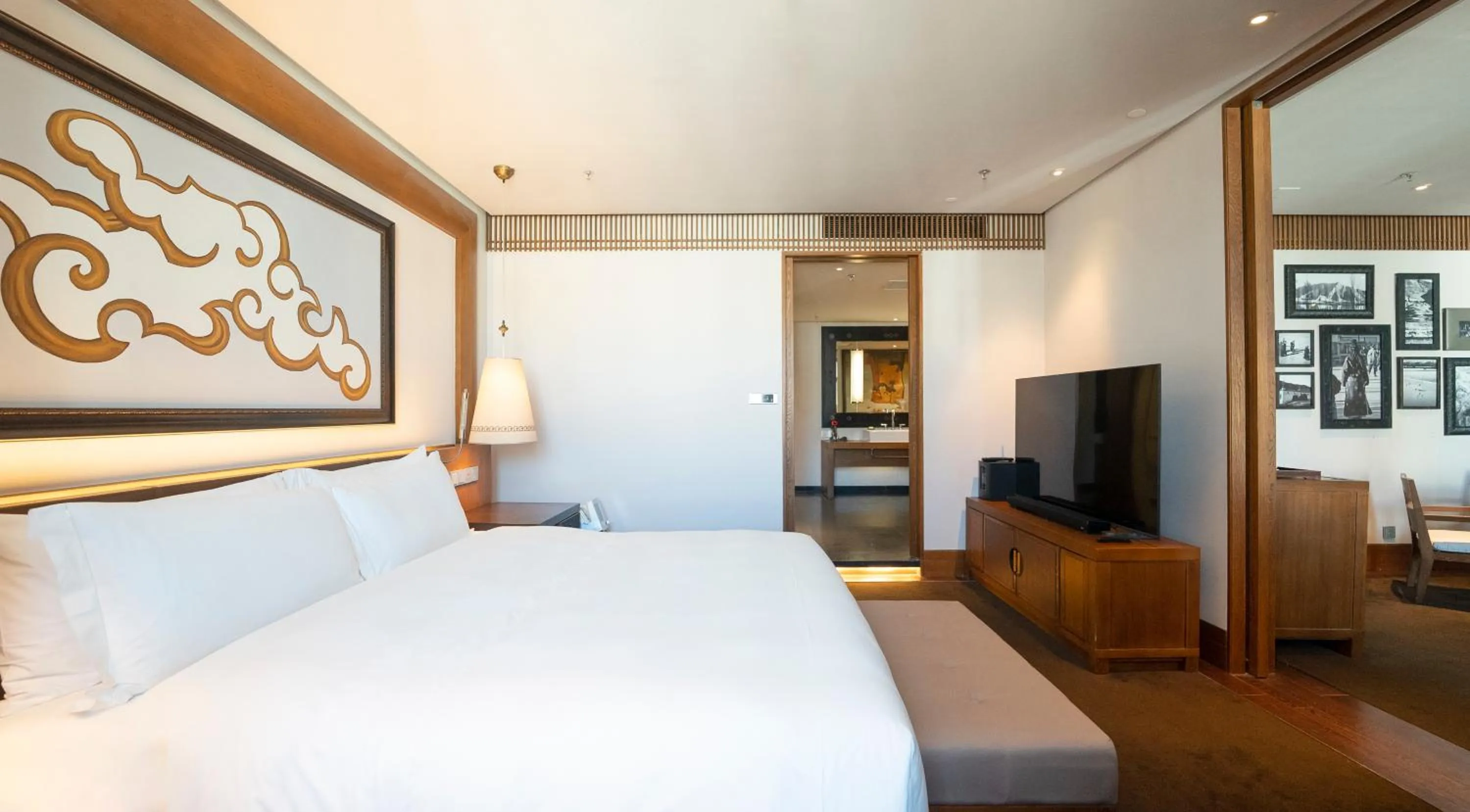 Bed in The St. Regis Lhasa Resort