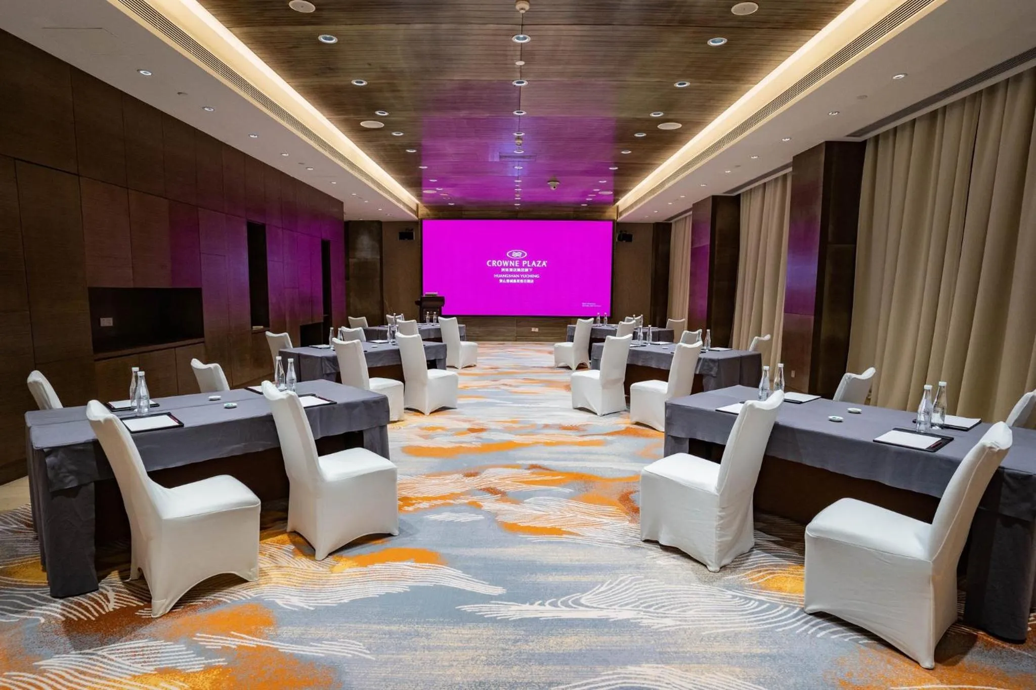 Meeting/conference room in Crowne Plaza Huangshan Yucheng by IHG