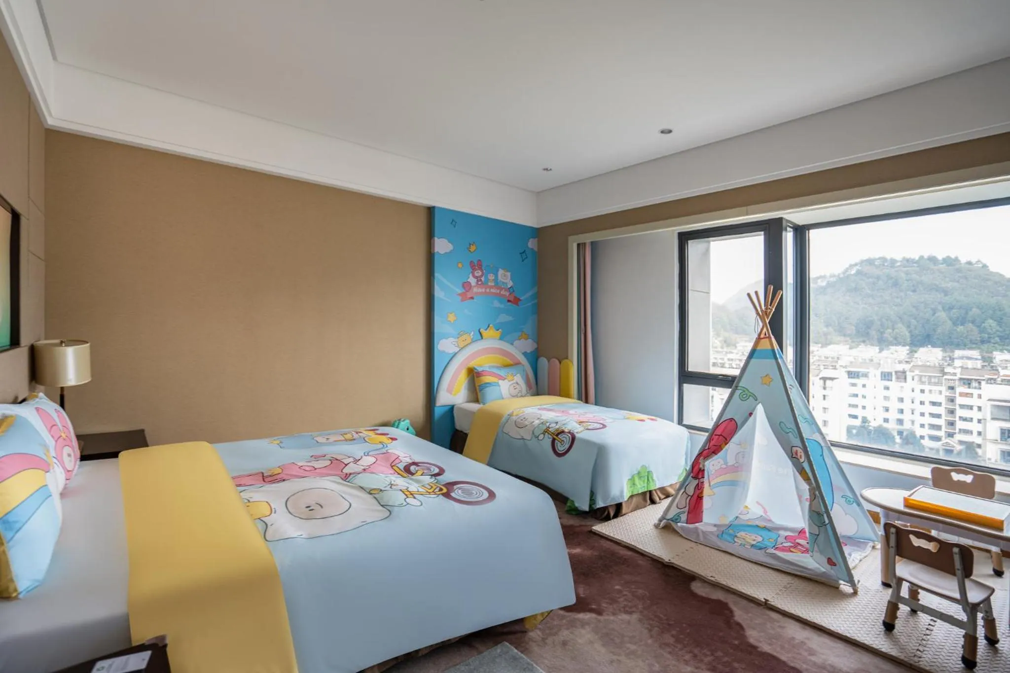 Photo of the whole room, Bed in Crowne Plaza Huangshan Yucheng by IHG