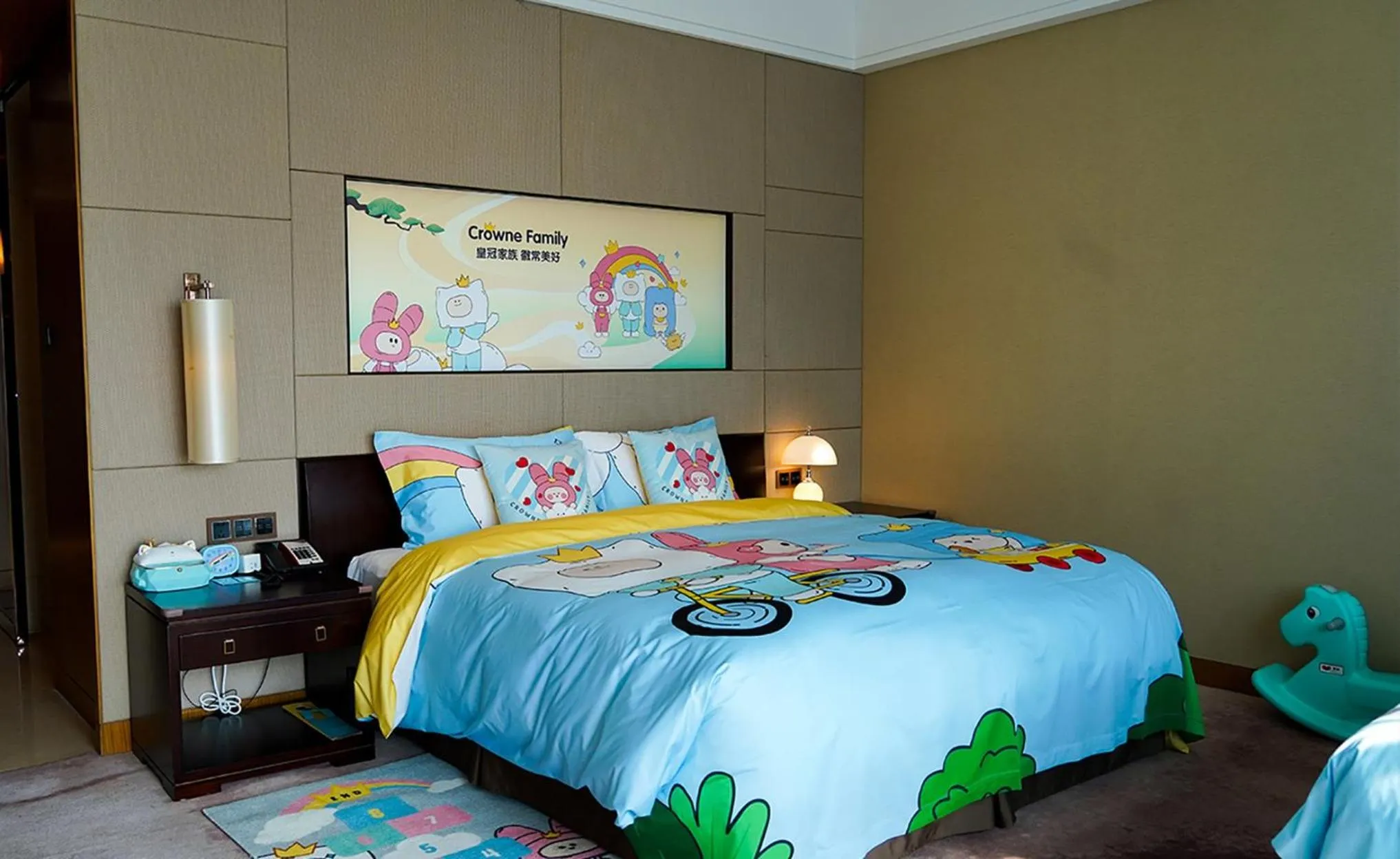 Photo of the whole room, Bed in Crowne Plaza Huangshan Yucheng by IHG