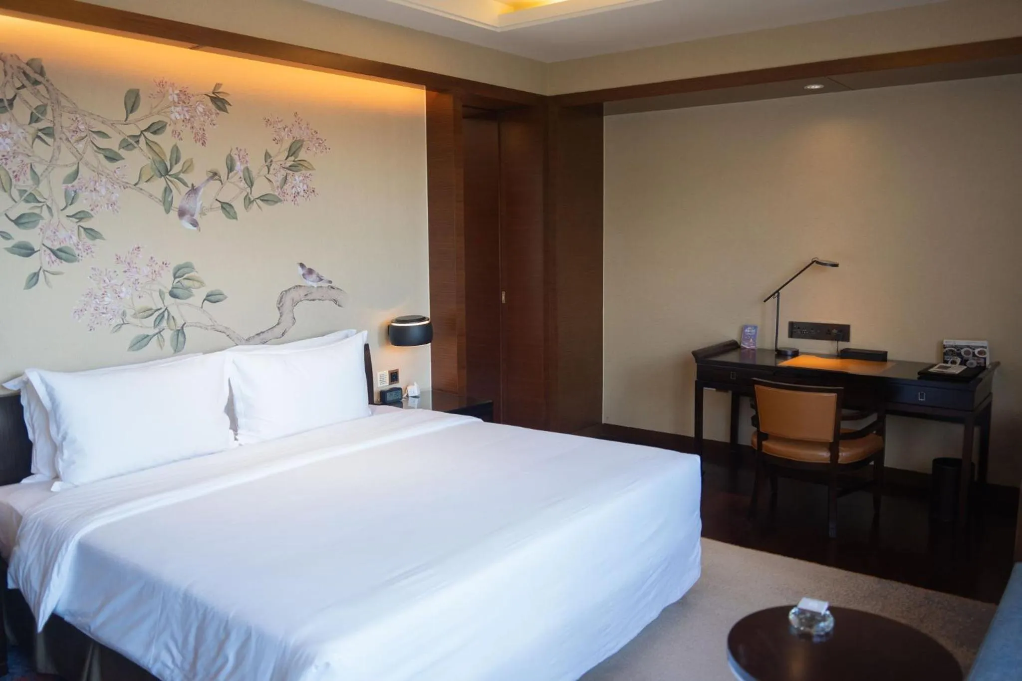 Photo of the whole room, Bed in Crowne Plaza Huangshan Yucheng by IHG