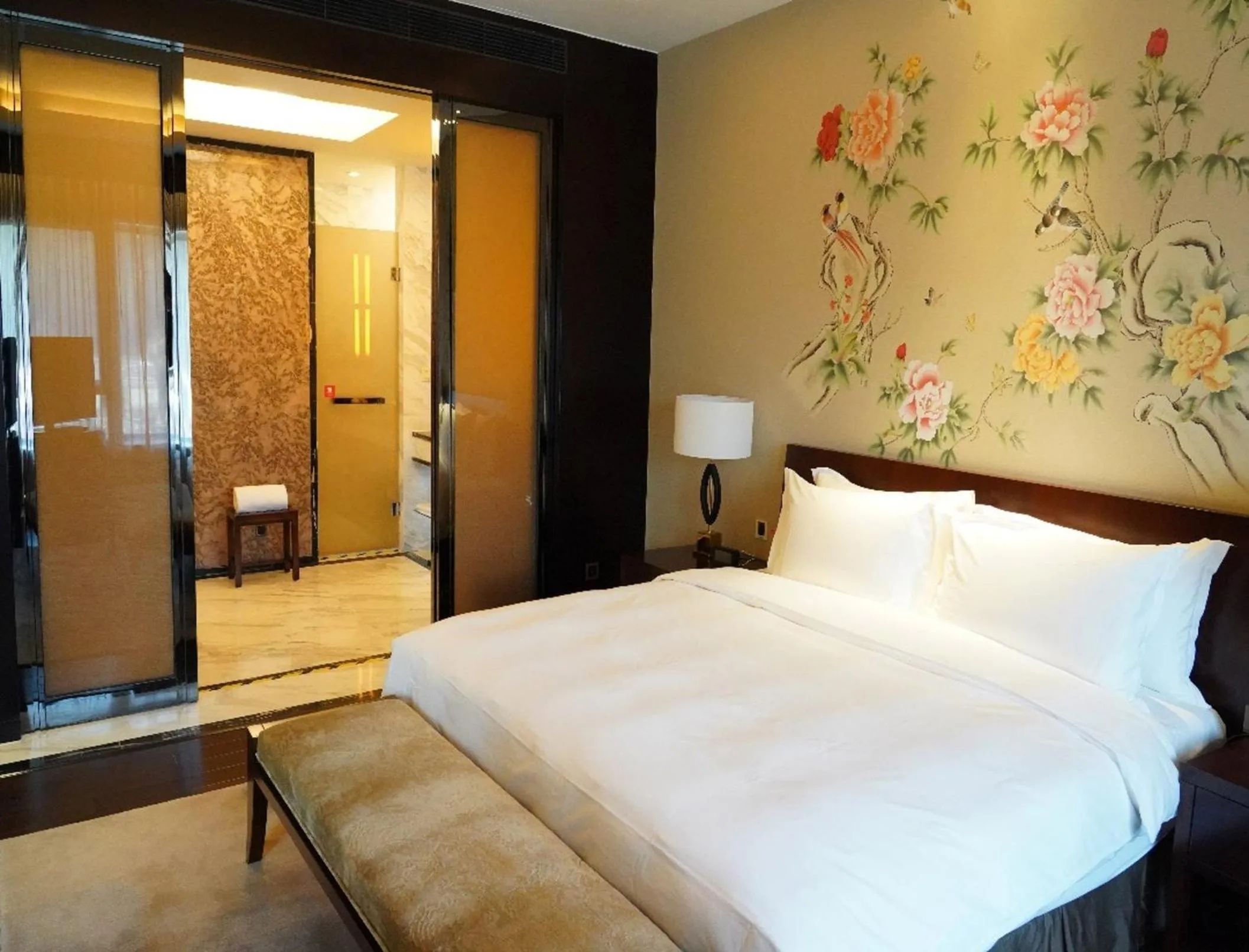 Photo of the whole room, Bed in Crowne Plaza Huangshan Yucheng by IHG