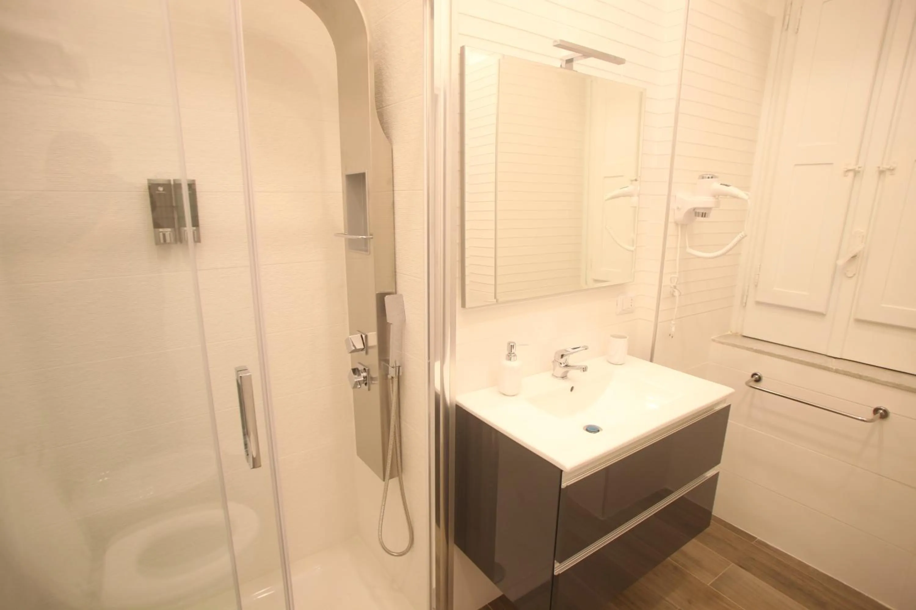 Bathroom in Garibaldi Station 2punto0