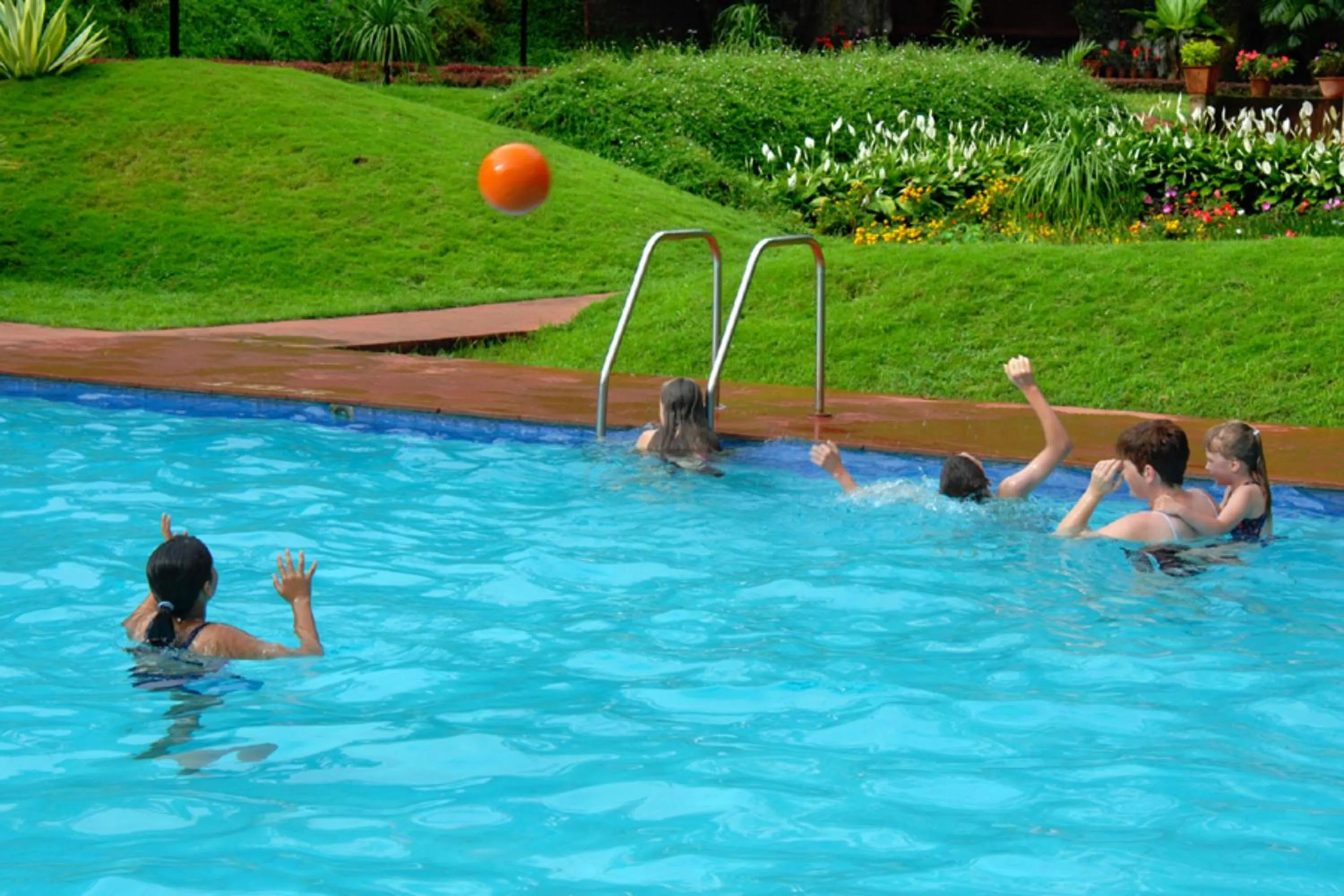 Swimming pool in Carmelia Haven Resort Thekkady