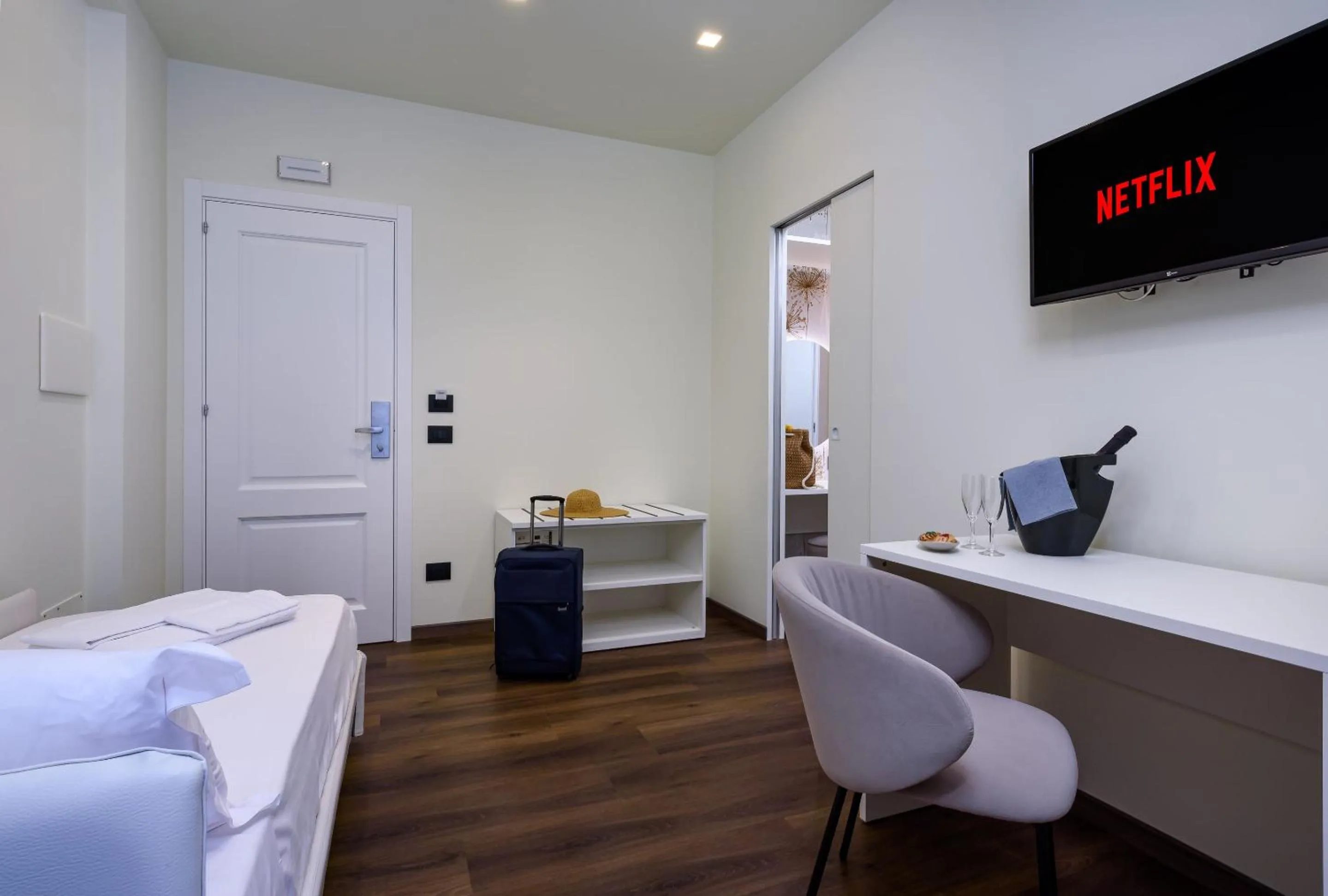 TV and multimedia, Bed in Albergo Auralba