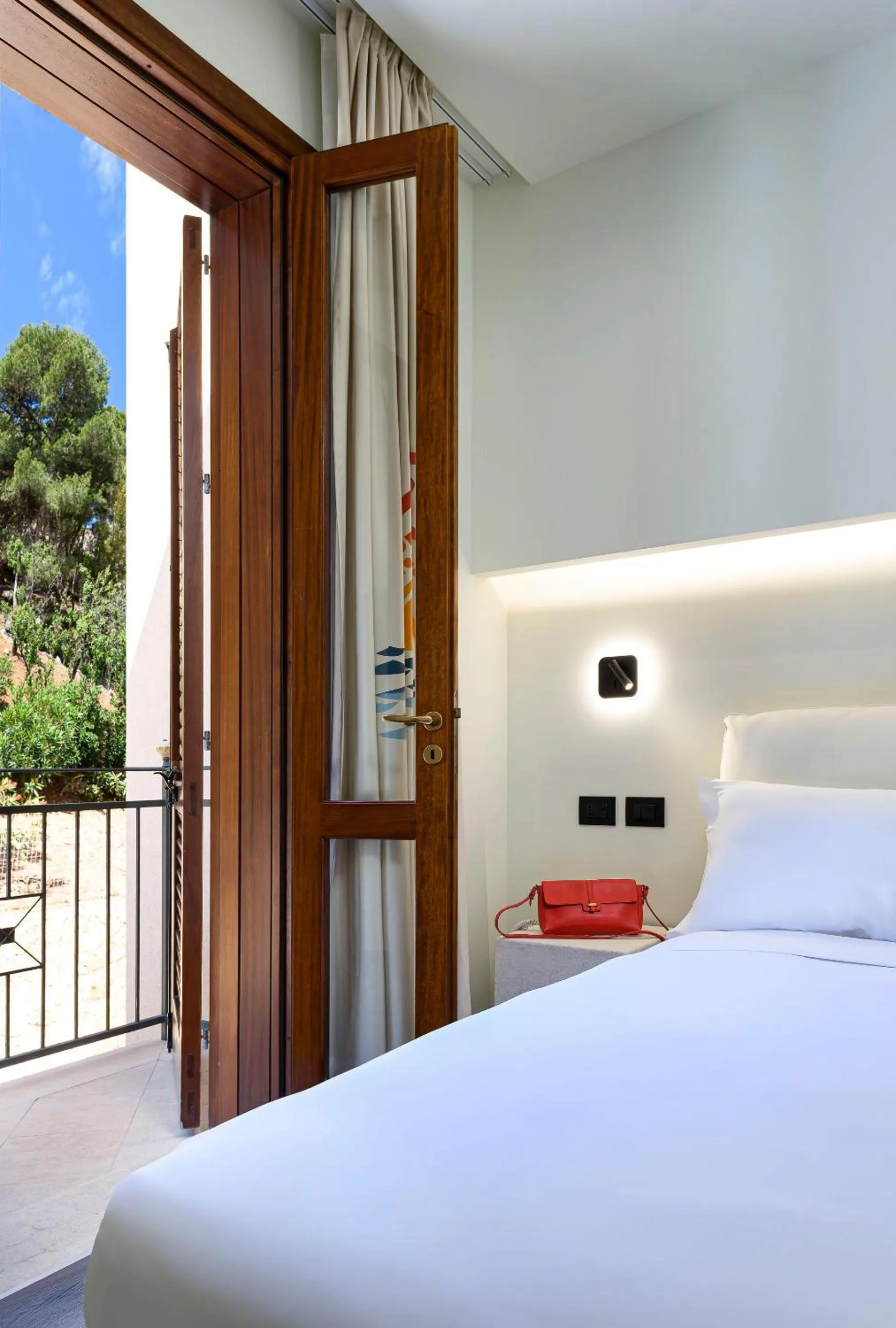 View (from property/room), Bed in Albergo Auralba