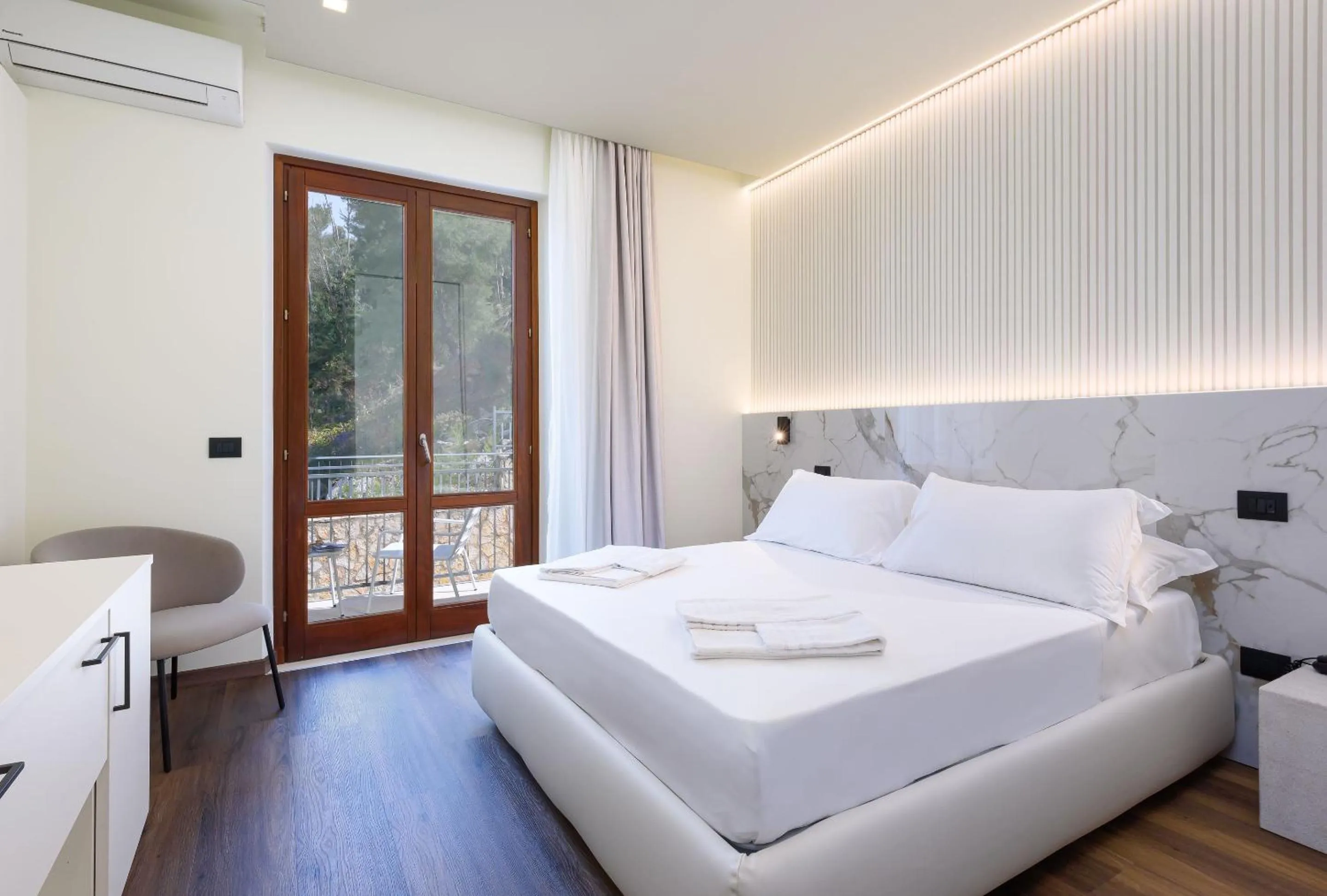 View (from property/room), Bed in Albergo Auralba