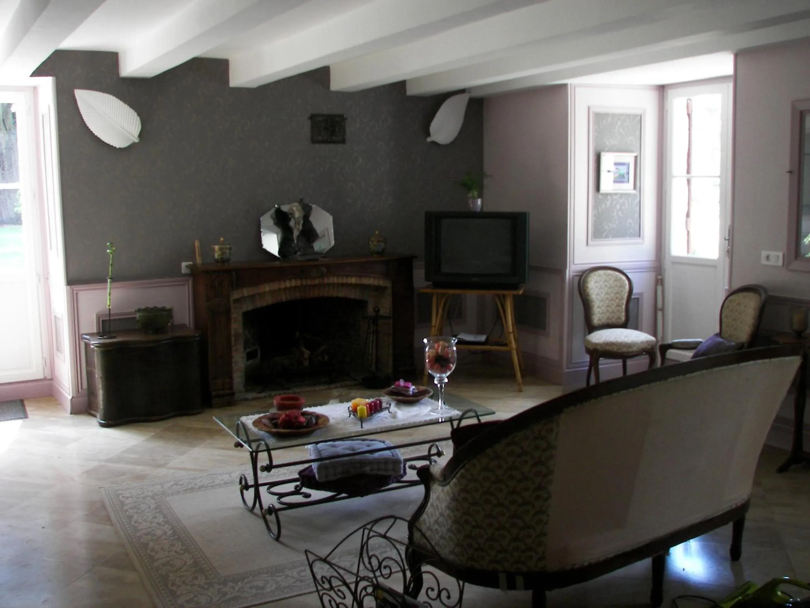 Communal lounge/ TV room in Domaine du Noble