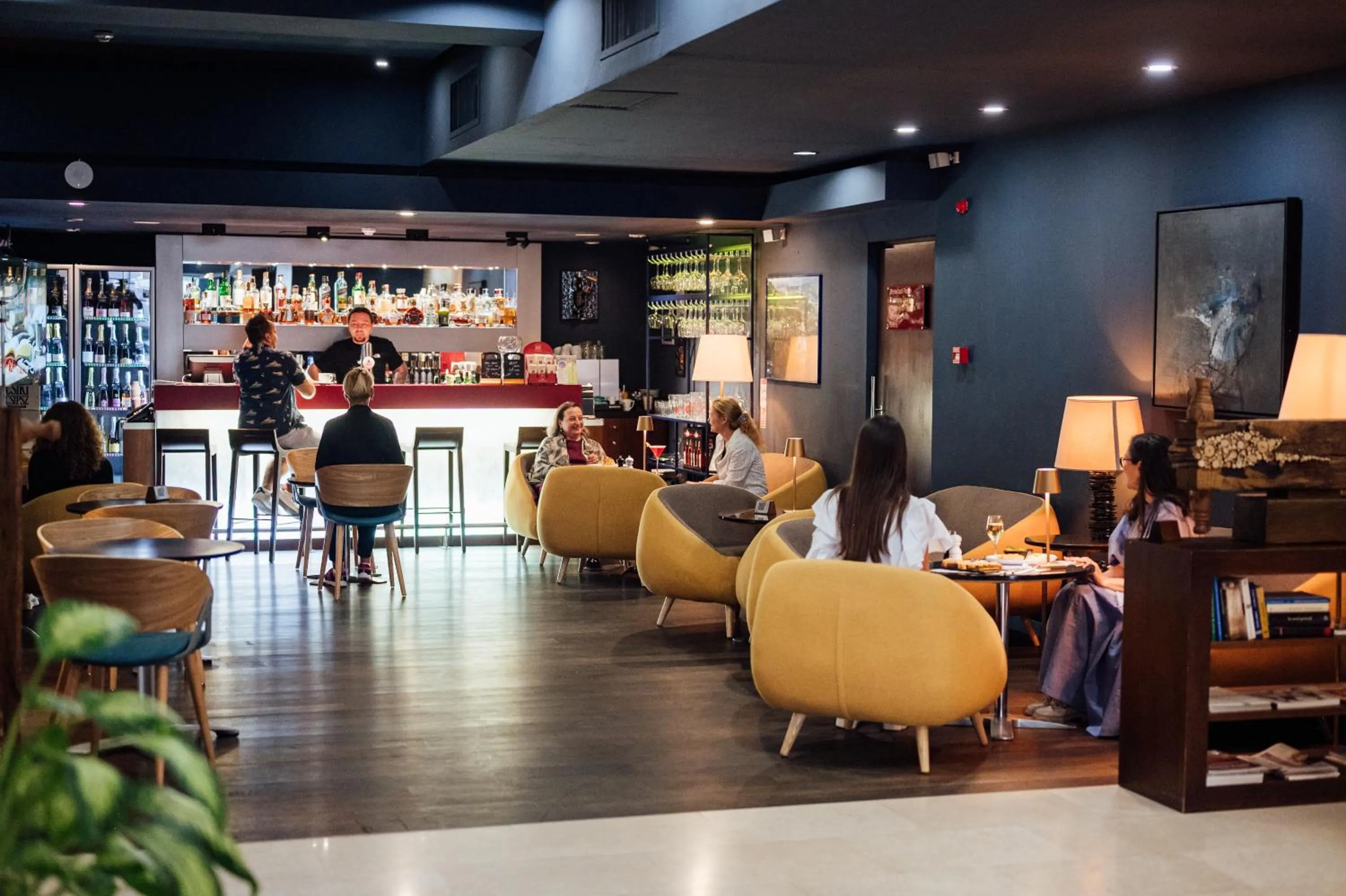 Restaurant/places to eat in Peakture Hotel