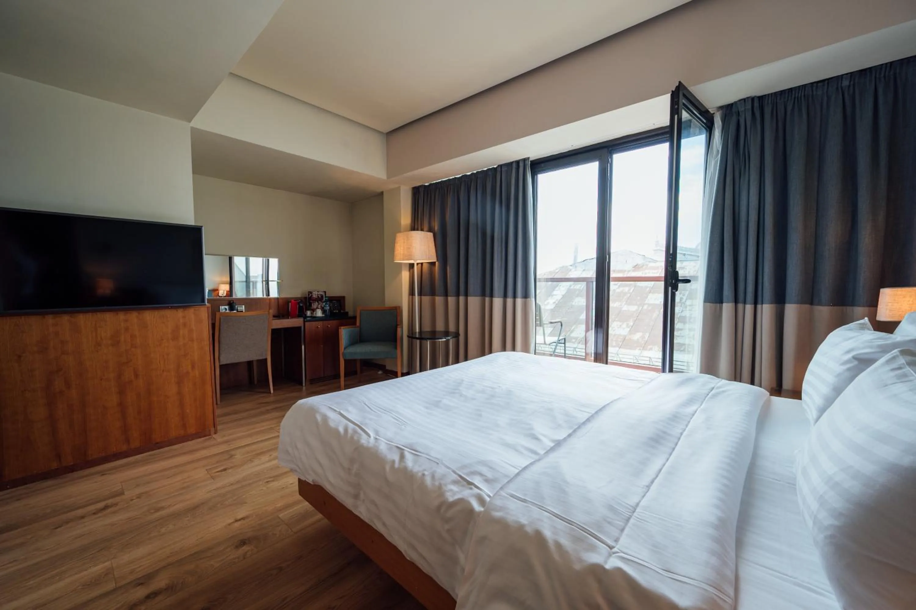 Balcony/Terrace, Bed in Peakture Hotel